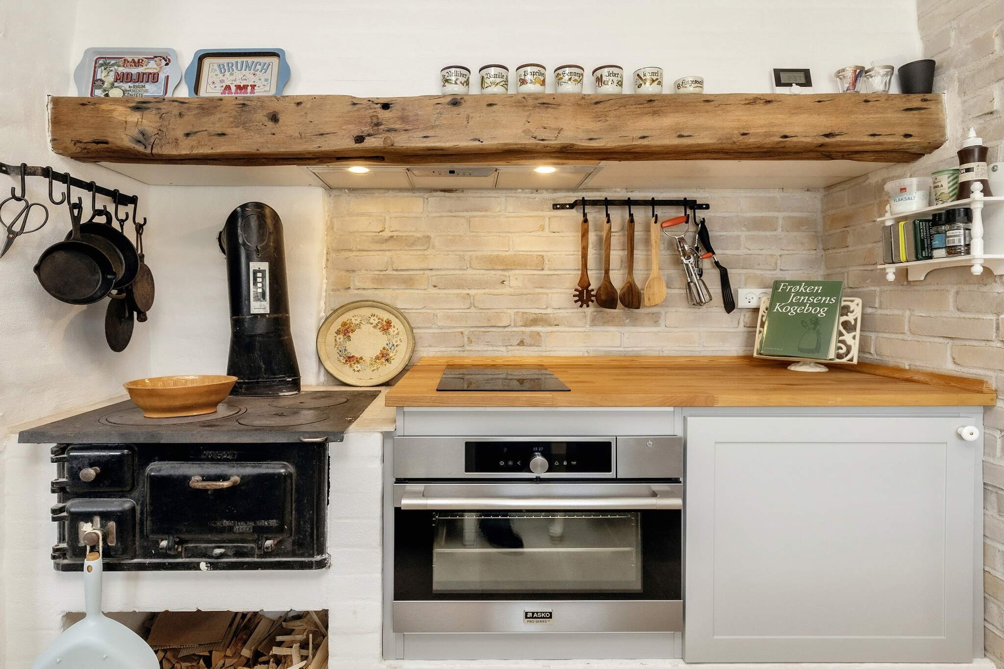 Internet Access DSL, Kitchen(cooker(2 ring stoves), coffee machine, oven, fridge-freezer), Living/bed room(double folding bed, TV, chromecast), bedroom(double bed), bathroom(washbasin, shower, toilet), fridge, garden furniture