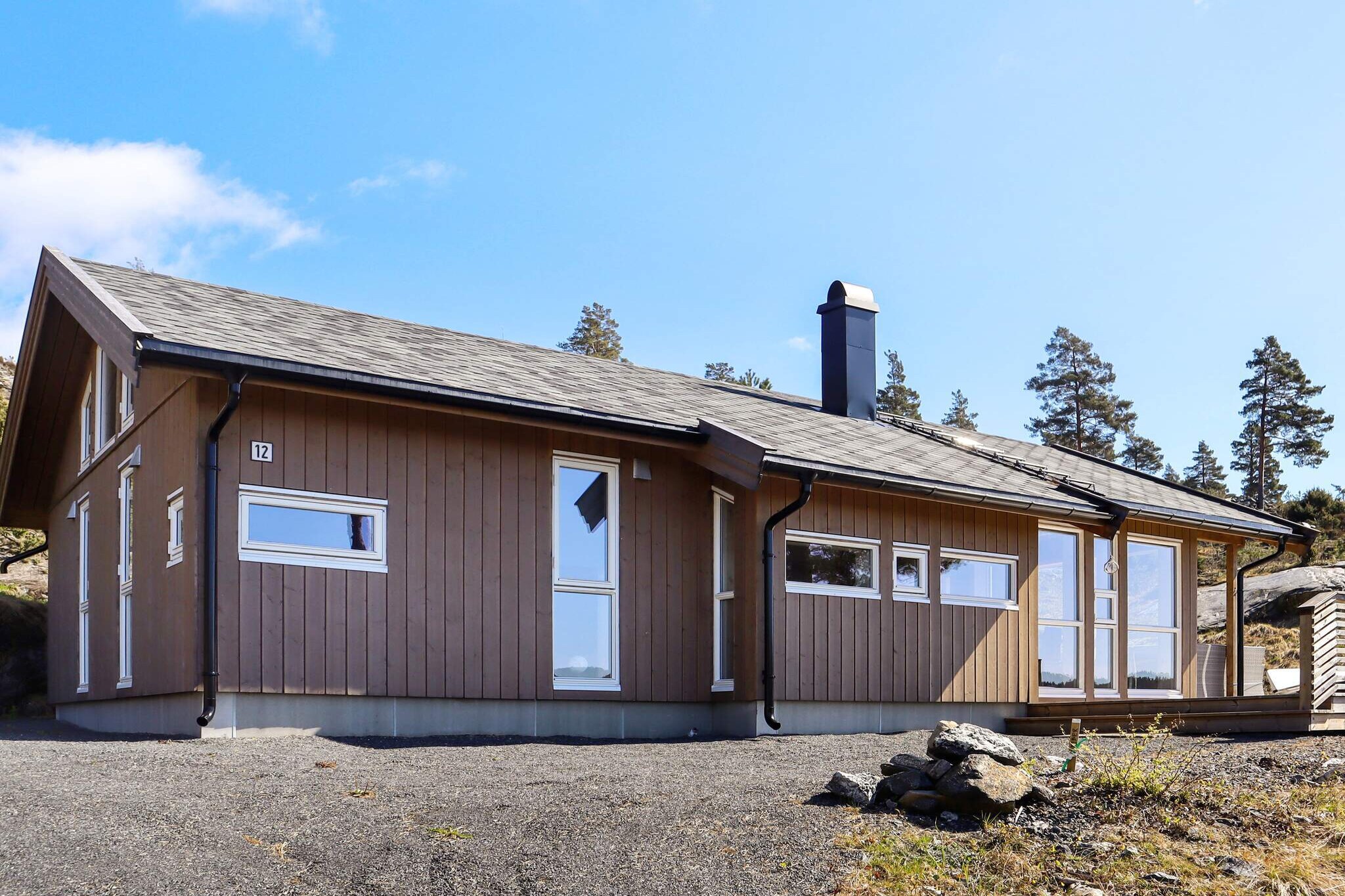 Cottage with a view of the beautiful lake Skarvannet. Down by the water, a small boat is waiting for you, which will provide unforgettable fishing experiences and boat trips. Bathing beach not far from the cottage. The cabin is ideal for a family holiday or a fishing holiday with friends. The boat is included in the price. The cabin is located in a cabin field surrounded by beautiful nature. 3 bedrooms and a loft with extra beds. Open kitchen/living room, bathroom with shower. Free internet and TV. Extra freezer in the shed. This is the place to enjoy life; relax, swim, and watch the children play. Enjoy breakfast with honey from a neighborhood farm shop and end the day with a barbecue on the terrace in the evening sun- The Øysang ferry is approx. 3 km away and takes you to the village of Risør with several festivals and events. In the summer, there are concerts on Stangholmen, a small island in front of the town. At Øysang, you can rent a boat to explore the fjord on your own or go on exciting fishing trips on the lake. At Jegertunet holiday center, 5 km away, there is a heated outdoor swimming pool (for a fee), restaurant, kiosk, and interior design shop as well as tennis courts and a playground. At Stabbestad, 24 km away, there is a spa hotel and golf course as well as a mini-golf facility, a beach club, harbor pool and kayak rental on the fjord. We recommend a visit to Kragerø, towns and Tvedestrand. “The Little Zoo on Brokeland Heia with Norway's largest rainforest is not far away (24 km). Great cabin for holidays also in winter with the possibility of ice fishing on the lake or the fjord, and cross-country skiing on the illuminated track at Søndeled. Visit Vegårshei Ski and Activity Center (33 km) with ski lift and toboggan run, or just enjoy the lovely winter landscape.