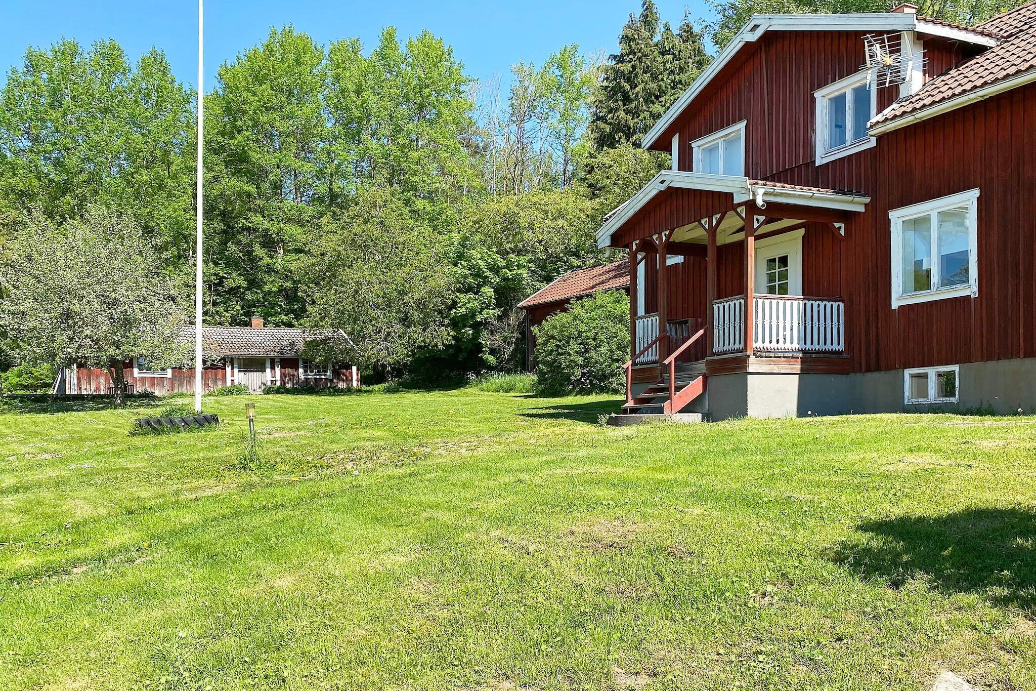 Internet Access DSL, Kitchen(wood cooker, cooker(electric), hood, oven, dishwasher, fridge-freezer, water from well), bedroom(double bed), bedroom(2x single bed, 2x bunk bed), bedroom(2x bunk bed), bathroom(washbasin, shower, toilet), bathroom(washbasin, shower, toilet, washing machine), heating(electric), garden furniture, deckchairs