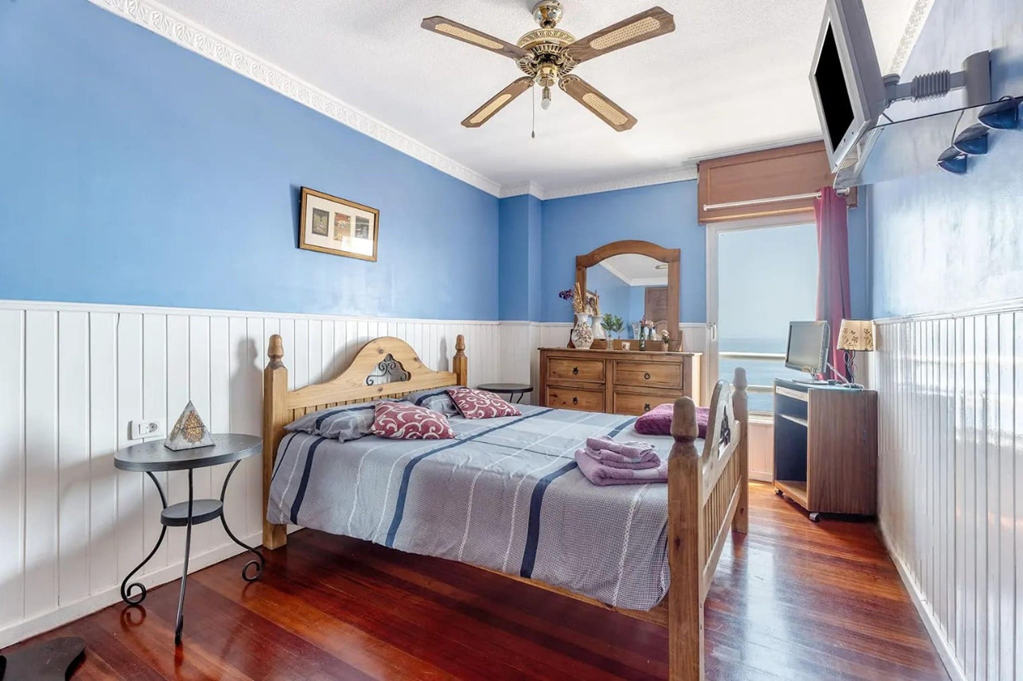 Ground floor: (Entrance(shared entrance, reachable from the outside))\n\nOn the 2nd floor: (Entrance, Large kitchen(hob, electric kettle, toaster, hood, coffee machine, oven, microwave, dishwasher, fridge-freezer, washing machine), Living/diningroom(double sofa bed, TV(flatscreen, satellite), dining table, seating area), bedroom(double bed, balcony or terrace), bedroom(single bed), Bedroom with bathroom(double bed, TV(flatscreen), bathtub with shower, washbasin, toilet, bidet, hairdryer), bathroom(bathtub with shower, washbasin, toilet, bidet), balcony or terrace, heating, air conditioning, fitness equipment)\n\ngarden(shared with other guests), parking lot(public), play equipment(shared with other guests), ironing board, iron