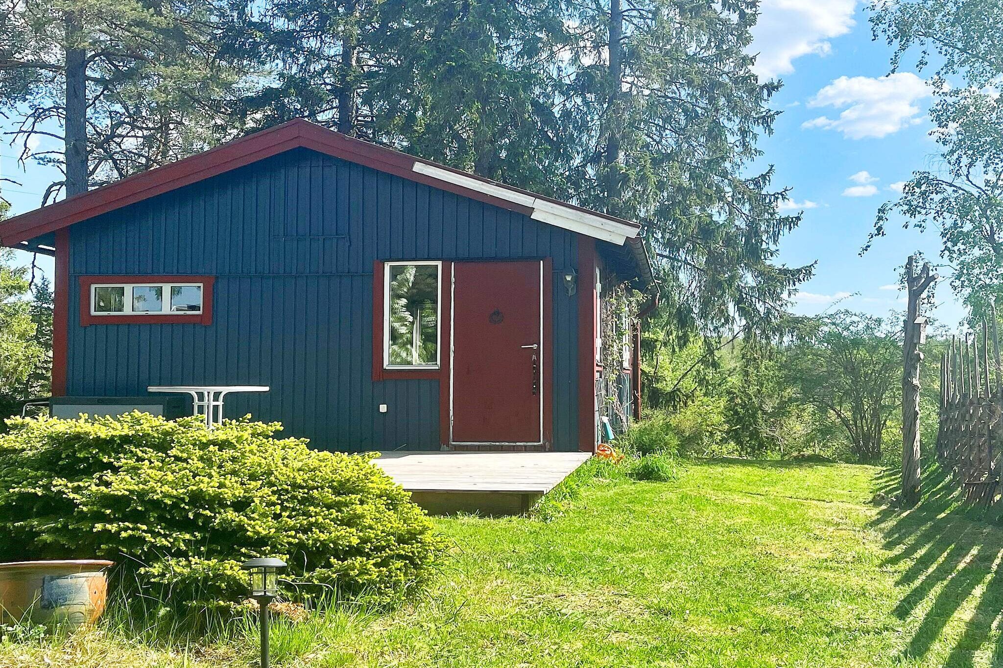 Welcome to this charming cottage in HerrÃ¤ng, highly located with a beautiful view of the Ã…land Sea in the bay to Hallstavik. Tranquil, fantastic environment close to the sea with secluded swimming area and beautiful nature. Perfect for those of you who value quiet walks, proximity to a nice dip in the sea and pleasant dinners on the veranda with a beautiful view! Here you live in a nice cottage with a lovely patio. You are welcomed by a hall which is partly a sleeping alcove with a family bunk bed (120cm + 90cm) which is screened off with draperies. Further into the cabin is a nice dining table and kitchen. Pleasant living room with comfortable sofa bed for two people (approx. 150 cm wide). Newly renovated bathroom with wc, shower and sink. Veranda at the front with a view of beautiful greenery and the sea. Outdoor furniture and barbecue so you can enjoy lovely summer evenings. Attached garden that invites you to play. In HerrÃ¤ng there is much to explore such as old mines to visit, a nice marina and several bathing areas to enjoy. HerrÃ¤ng Dance Camp is also organized here every summer, a large dance festival that attracts people from all over the world. Also don't miss Grisslehamn, which blooms during the summer with cozy cafes, the Albert EngstrÃ¶m museum but above all the EckerÃ¶ line to Ã…land. The list can be made long, in Stockholm's archipelago there is something for all interests!