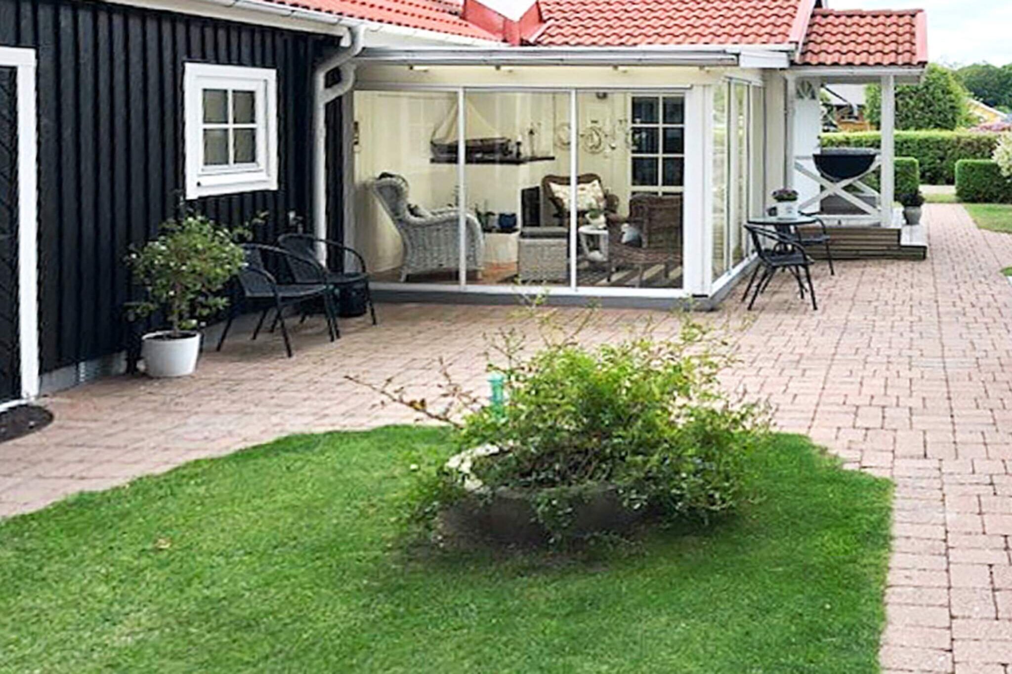 Annex: (2x single bed)\n\nInternet Access DSL, Living room(2x single folding bed), Kitchen(cooker(electric), coffee machine, dishwasher, fridge-freezer), Living/bed room, bedroom(double bed), bathroom(washbasin, shower, toilet, washing machine), heating(electric), garden, garden furniture, parking, deckchairs, air to air heatpump