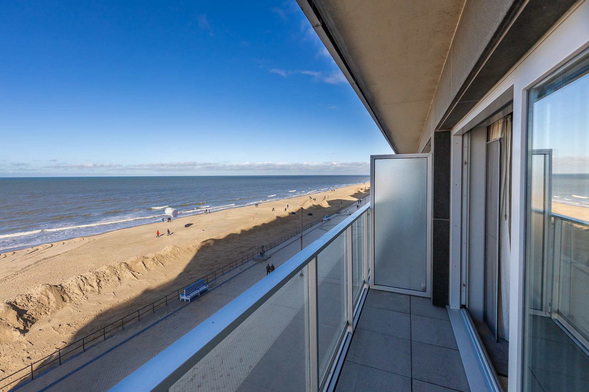 This charming 4th-floor studio at Zeedijk 242, 8430 Middelkerke is a perfect romantic escape just 20 meters from the beach. It features a cozy living area with a fold-out closet bed for two and opens onto a sun-facing terrace with breathtaking sea views, ideal for morning coffee or sunset moments. The studio is located right on the seafront and near a convenient streetcar stop.

The modern kitchen is fully equipped for preparing meals at home, and the bathroom includes a bathtub and toilet for added comfort. Though WiFi is not available, the peaceful setting and amenities more than make up for it. Guests will appreciate the included parking space, a rare bonus in this prime location.

As an extra treat, the building offers access to a shared swimming pool and an on-site cafeteria, making it easy to relax and unwind without leaving the property. Please bring your own sheets, towels, and duvet covers. Whether you're planning a weekend getaway or a longer seaside stay, this studio offers charm, convenience, and stunning views in the heart of Middelkerke.