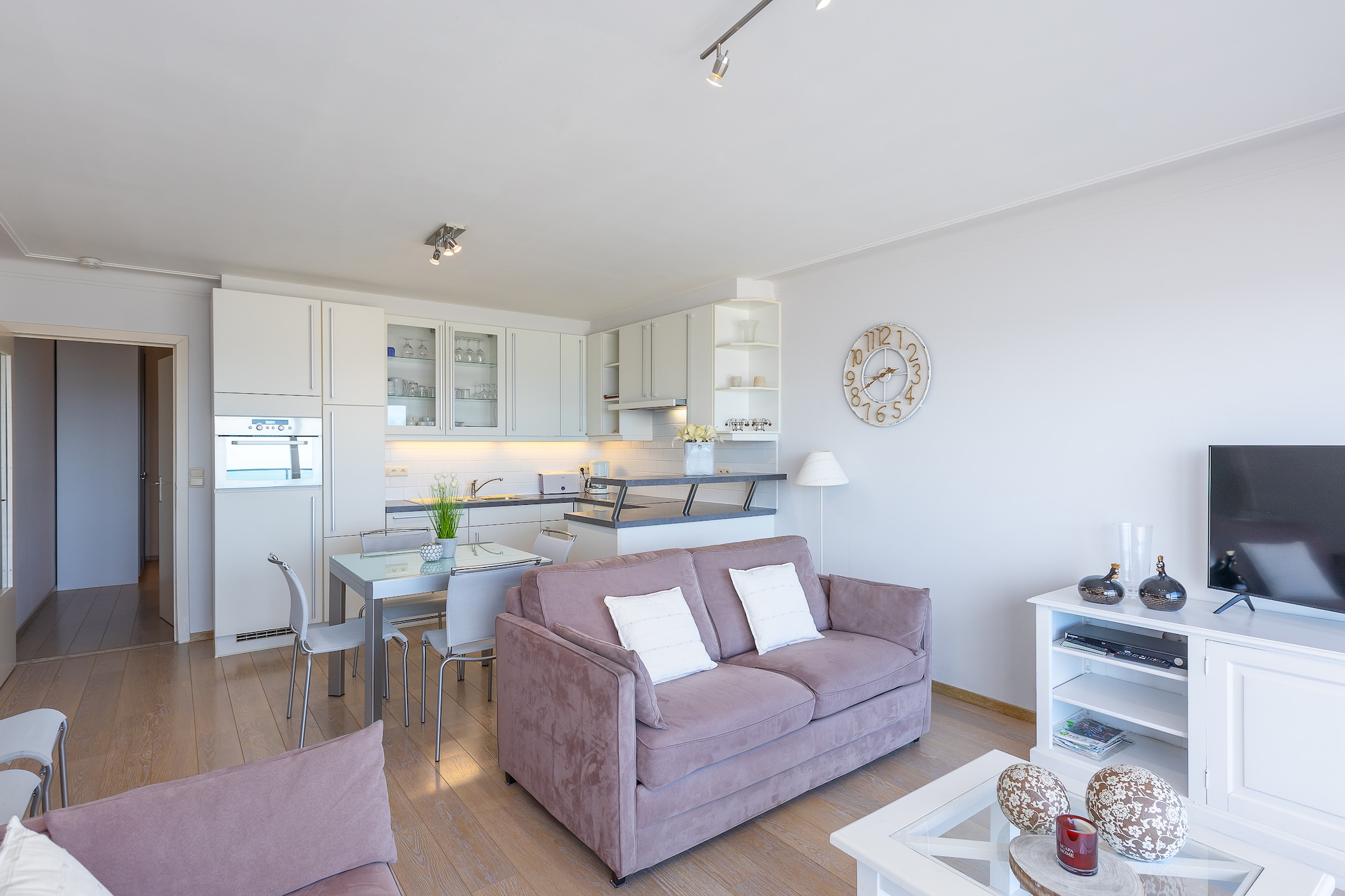 Ground floor: (Kitchen(toaster, coffee machine, oven, microwave, dishwasher, fridge, Juicer), Living/bed room(double sofa bed, TV, dining table, seating area), sleeping niche(double fold-away bed(twin duvet, 140 x 200 cm)), bathroom(bath tub), toilet(guest toilet), terrace, parking, swimming pool(shared with other guests), lift)