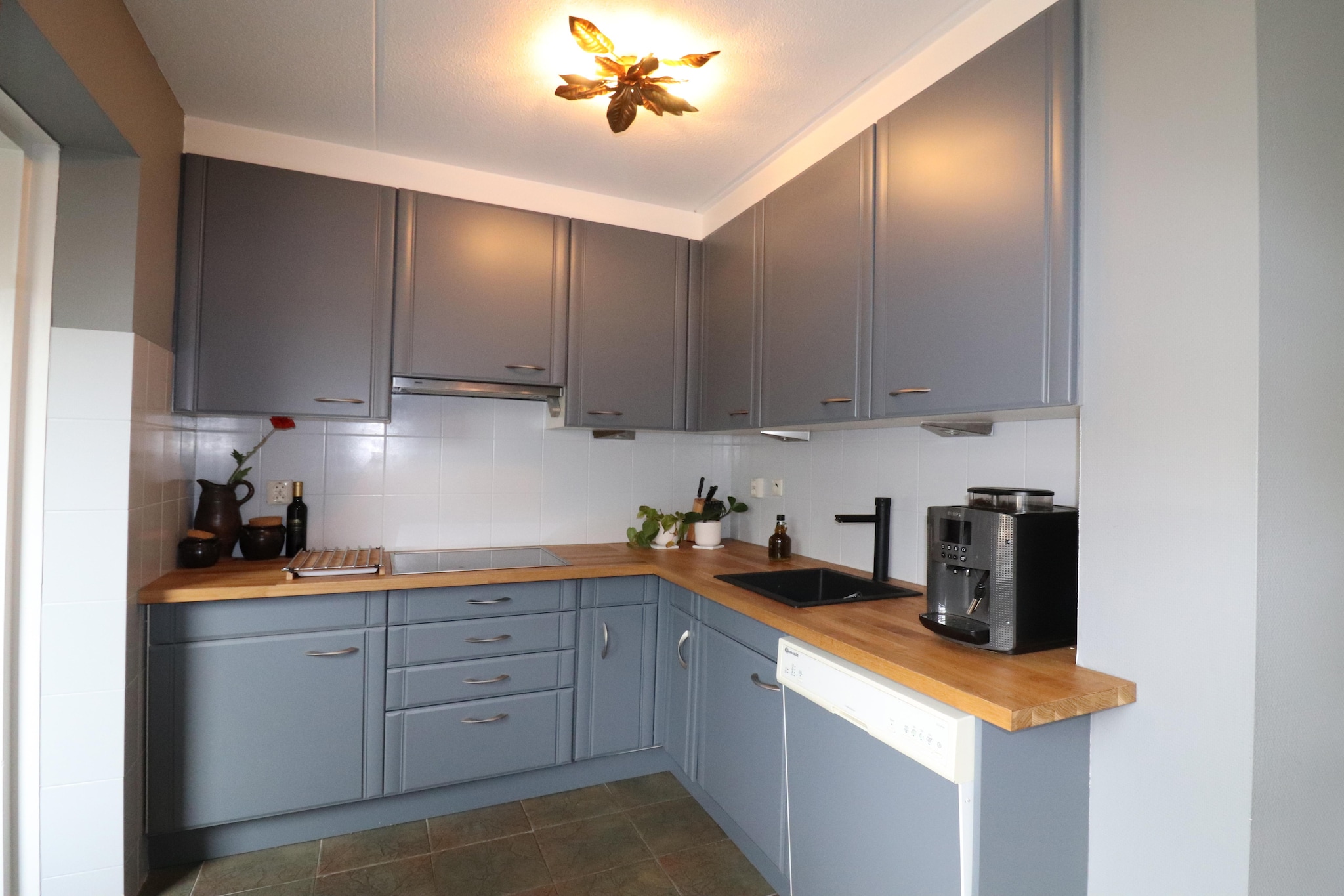 This modern and comfortable semi-detached house with a cozy garden house is located on a sunny and spacious plot. It comfortably accommodates a family or a group of friends.
The Frisian village of Grou has a lively character and is known for its many water sports facilities. It is the starting point of the annual Skûtsjesilen and the unique location on the Pikmeer and the protected nature reserve De Alde Feanen makes it a very popular water sports destination. The well-known 8 van Grou ferry cycling route also starts here. A route map is available for you at the tourist office in the center. You will cycle across the water with no fewer than 8 different ferries. A unique experience of Friesland.
The holiday home has 3 bedrooms and is modernly furnished. In the spacious garden you will find a swimming pool and a garden house that is furnished as a relaxation area with a sauna, extra bathroom and small living space. Enjoy a delicious glass of wine in the evening on the lounge sofa or of course on a terrace by the water in Grou.