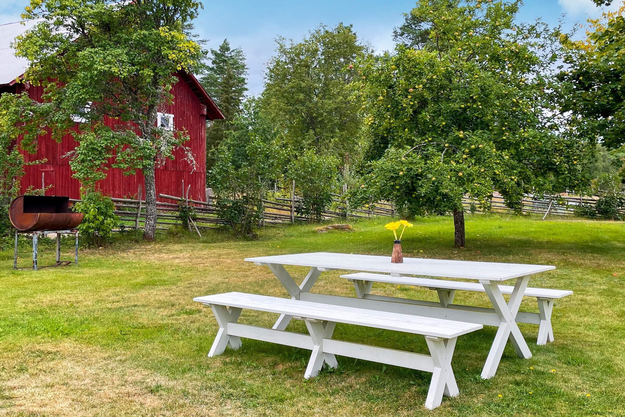 Large house with many beds where you can enjoy the tranquility of the secluded and scenic location while being close to a number of excursion destinations. It is only 30 km to Vimmerby where you can enjoy wonderful days at Astrid Lindgren's World or let the children play at Kalles Lek &amp; Lattjo. You only have 6km to Hultsfred, here you can find a grocery store, restaurants, swimming area etc. There are plenty of swimming lakes in the area, HesjÃ¶n 6km away has a wonderful swimming area with a beach, jetties, jumping tower, beach volleyball court and barbecue area. The HammarsjÃ¶ area (6km) with its 25 lakes is known for its fine fishing. The short-fishing area offers high-class rainbow fishing. There are also bathing areas with both sandy beaches and cliffs, hiking trails and a nature spa with sauna and hot tub for rent. In MÃ¥lilla you can see speedway, a given folk festival you don't want to miss. There is also an elk park here. You don't have far to the coast, where in VÃ¤stervik you can take boat trips out into the archipelago and in Oskarshamn take the ferry over to Norra Ã–land. You have a large garden surrounded by hedgerows and an incomparable view of the nature that surrounds you. Here you have a large piece of outdoor furniture where you can set up and enjoy your meals and socialize. Inside the house there is a spacious kitchen with dining area. You have large living areas, a living room with sofa group that turns into another living room with a dining area. There is also a nice conservatory with a large dining table and armchairs to lean back in and enjoy the view. You have the bedrooms on the upper floor, one with a double bed and two single beds, the other with a pull-out day bed that can be made into a double bed and two single beds. Note that there is only one bathroom for the entire party. Travel cot for children and high chair available. If necessary, it may happen that the owner of the house comes to fire the boiler via the basement entrance.