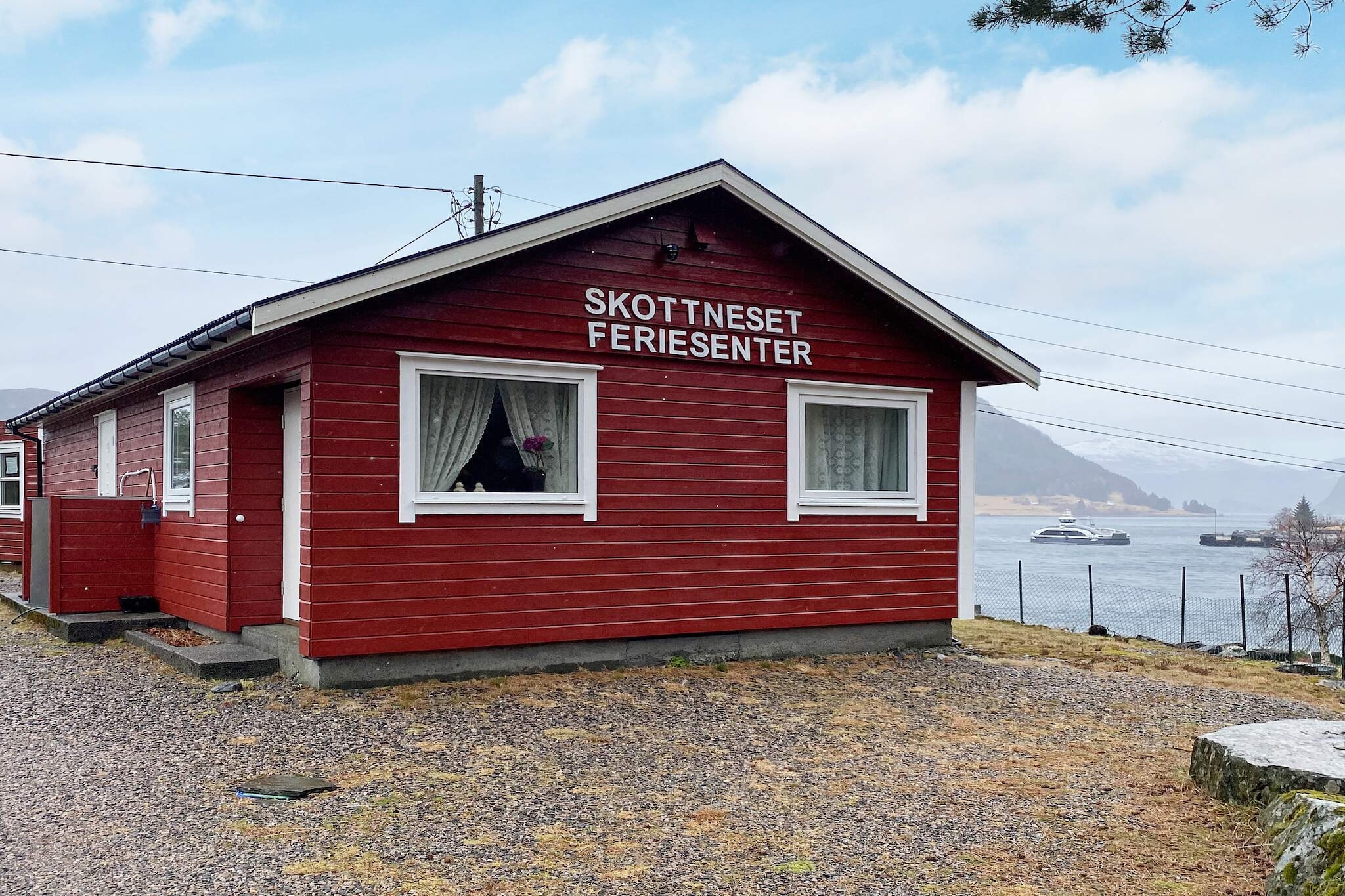 Cozy holiday apartment for 3 people. The holiday home is part of the Skottneset holiday center close to the sea in a beautiful and wild coastal landscape surrounded by fjords and mountains. From the living room window, you can look out towards the island of Barmen, and straight ahead lies the Stadthavet. Good swimming opportunities. The holiday apartment has a living room with a pleasant dining area and an open kitchen as well as a bedroom with 2 single beds. Sofa bed in the living room. Entrance with plenty of space for clothes and bathroom with shower cubicle, washbasin, and WC. The holiday home has electric heating. Internet with fiber 100. The outdoor area has garden furniture, an outdoor fireplace, and a barbecue. Several good fishing spots in the area. For active families, there are many opportunities for great hikes in the mountains and along the water, as well as car trips in the area. Great surfing in Hoddevik and Ervika. Kvamfjellet, the highest mountain on the Selje Peninsula, offers a great view. Nearby is Vestkapp, Norway's westernmost point. The Kannesteinen, a rock cut by the sea just outside Måløy. Kråkenes lighthouse is also worth a visit. The most famous attraction in the area is on the island of Selja with a monastery from the 12th century. There are scheduled boat trips from the village of Selje, the trip takes about 10-15 minutes. If you want to enjoy the sun and lazy days during summer, there is a great beach about 15 km away near the center of Selje. Otherwise, there are good swimming opportunities on site. With a fishing license, you can fish in the salmon and trout river Åheimselva 20 km away. The lake Berstadvannet is 9 km away. Selje is a municipal center with shops, cafes, and restaurants. The nearest grocery store is Joker Flatraket 3.1 km away. Boat for rent: Viksund 21 ft with cabin and 16 HP engine The boat is at the wharf nearby. Separate large storage and freezer room. Large drying room for clothes.