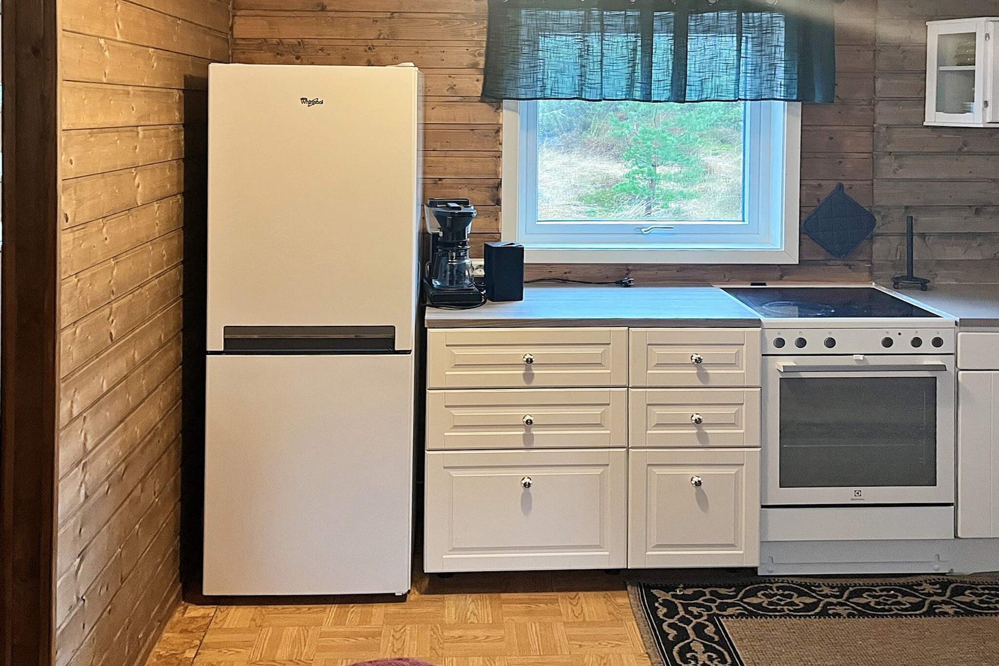 open kitchen(cooker(electric), hood, coffee machine(filter), waffle iron, microwave, dishwasher, fridge, freezer(200-249L), tumble dryer, washing machine, high chair), Living/bed room(35 m2)(single folding bed, TV(german television channels, norvegian TV channels ), chromecast), bedroom(2x single bed), bathroom(floor heating)(bathtub or shower, washbasin, toilet), heating(electric), garden, garden furniture, BBQ, BBQ, parking