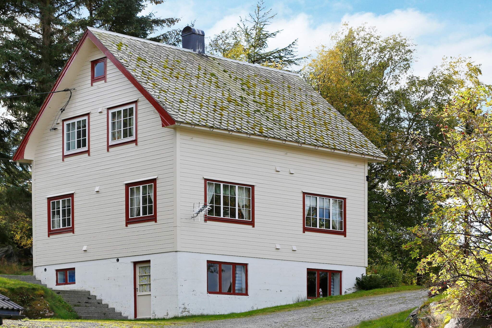 Pleasant holiday home for the whole family. The holiday home is part of the Skottneset holiday center which is located close to the sea in a beautiful and wild coastal landscape surrounded by fjords and mountains. The holiday home has good facilities. From the living room window, you can look out towards the island of Barmen, and straight ahead lies the ocean Stadthavet. On the main floor, there is a newly renovated living room and a pleasant dining room, a well-equipped kitchen, WC with a washbasin and a good and spacious entrance hall. Downstairs there is another living room, 2 bathrooms with shower, WC, and sink, as well as a separate room with WC and sink. Large hallway with storage. From the main floor there are stairs up to the first floor with a hallway and 4 bedrooms; one with a double bed and 3 with two single beds each. The holiday home has electric heating. Internet with fiber 100. The outdoor area has garden furniture, an outdoor fireplace, and a barbecue. Several good fishing spots in the area. For active families, there are many opportunities for great hiking in the mountains and along the water, as well as car trips in the area. Great surfing in Hoddevik and Ervika. Kvamfjellet, the highest mountain on the Selje Peninsula, offers a great view. Nearby is Vestkapp, Norway's westernmost point. The Kannesteinen, a rock cut by the sea just outside Måløy. Kråkenes lighthouse is certainly also worth a visit. The most famous attraction in the area is on the island of Selja. Here we find Selje monastery from the 12th century. There are scheduled boat trips from the village of Selje. The trip takes about 10-15 minutes. If you want to enjoy the sun and lazy days during summer, there is a great beach about 15 km away near the center of Selje. Otherwise, there are good swimming opportunities on site. With a fishing license, you can fish in the salmon and trout river Åheimselva 20 km away. The lake Berstadvannet is 9 km away. Selje is a municipal center with shops, cafes, and restaurants. The nearest grocery store is Joker Flatraket 3.1 km away. Boat for rent:  Øyen 620 F with Suzuki 50 HP  The boat is at the wharf nearby. Separate large storage and freezer room. Large drying room for clothes.