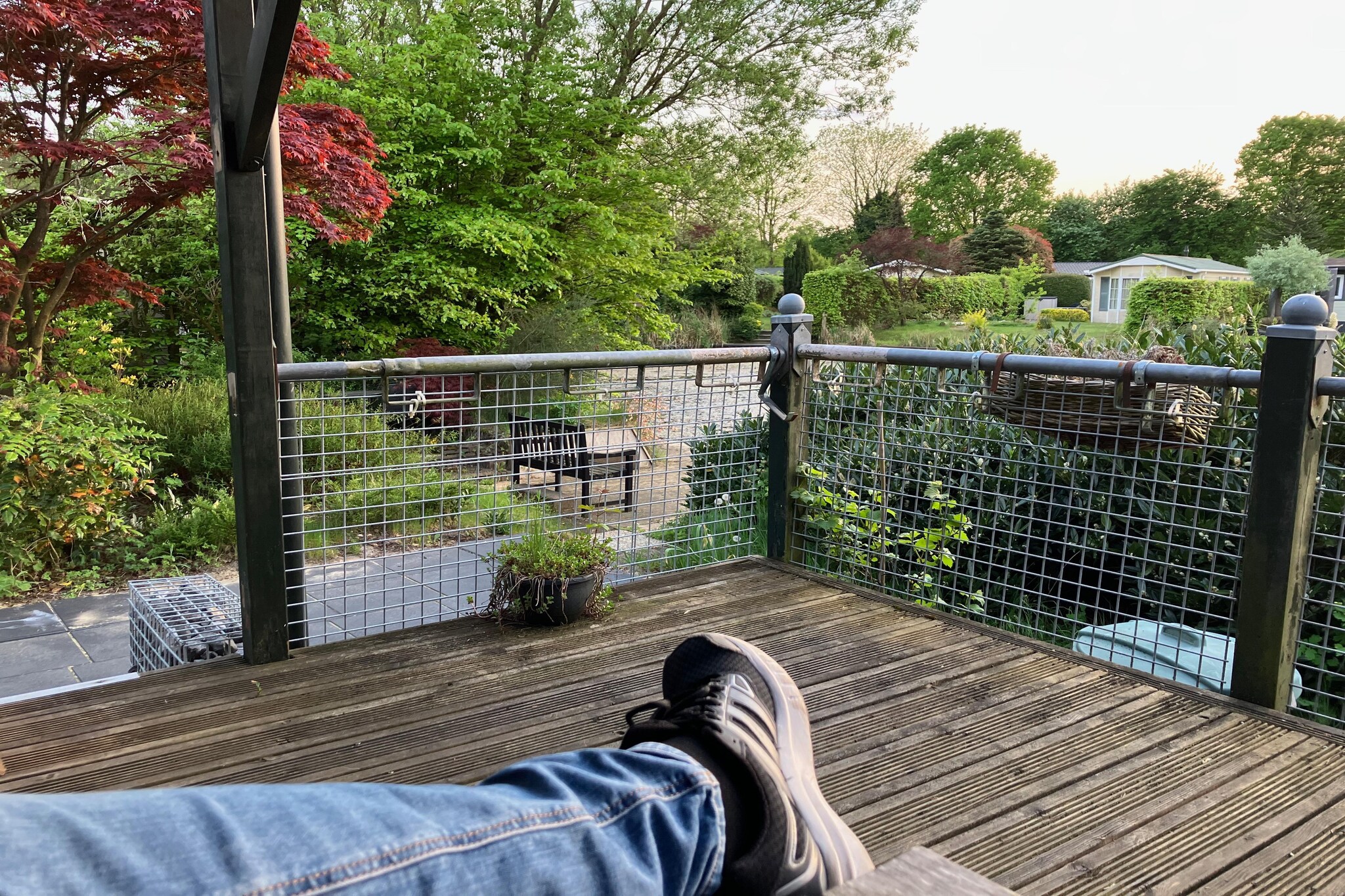 Knus chalet In een rustige omgeving met vijver - Terrasbalkon