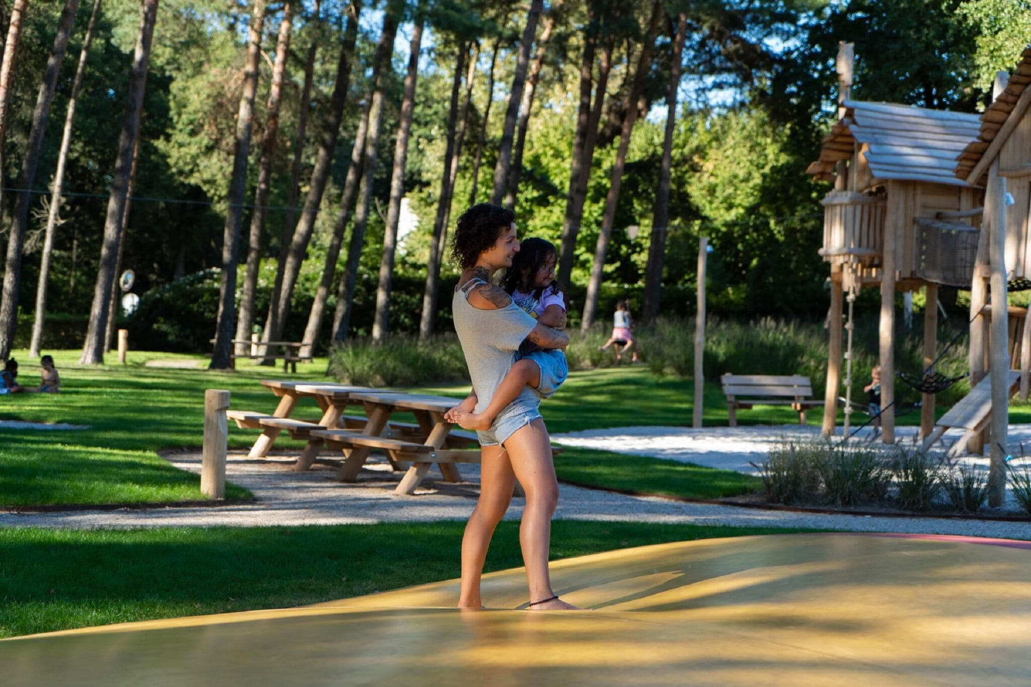Fraai chalet aan het water op een vakantiepark