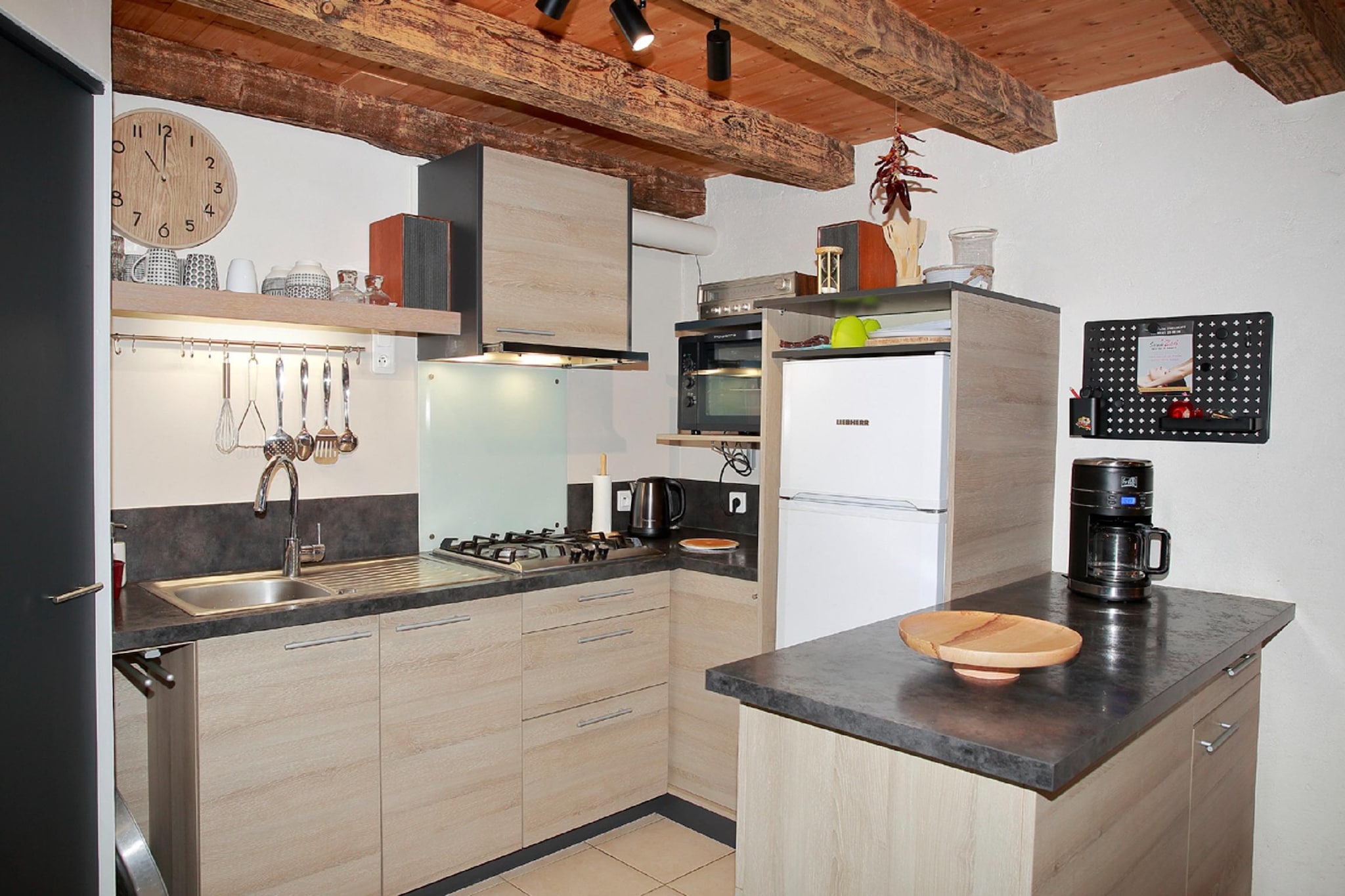 Escape the bustle of city life and immerse yourself in nature at this unusual eco-retreat nestled at the foot of the Donon Pass, surrounded by forests, meadows, and a serene pond. This two-level accommodation offers a 30mÂ² ground floor living space with an open kitchen, dining area, and lounge featuring a sofa bed (110x200 cm) and single bed (90x200 cm). A covered 25mÂ² terrace with garden furniture and outdoor dining adjoins the living room.

Upstairs, a spacious 40mÂ² master suite includes a double bed (160x200 cm) and a private bathroom with shower, sink, and WC. The property is unoverlooked, comfortable, and designed for guests who value environmental respect, with eco-friendly cleaning products provided.

Enjoy fishing (catch-and-release, fee applies) in the pond, forest walks, cycling, or simply relax by the water. A horse may roam freely, and the owner may lend you a boat for added charm. Swimming is prohibited. Nearby villages like Lorquin, Saint-Quirin, and Abreschviller offer renowned restaurants, while cycle paths and hiking trails are easily accessible. Private parking is available on-site.