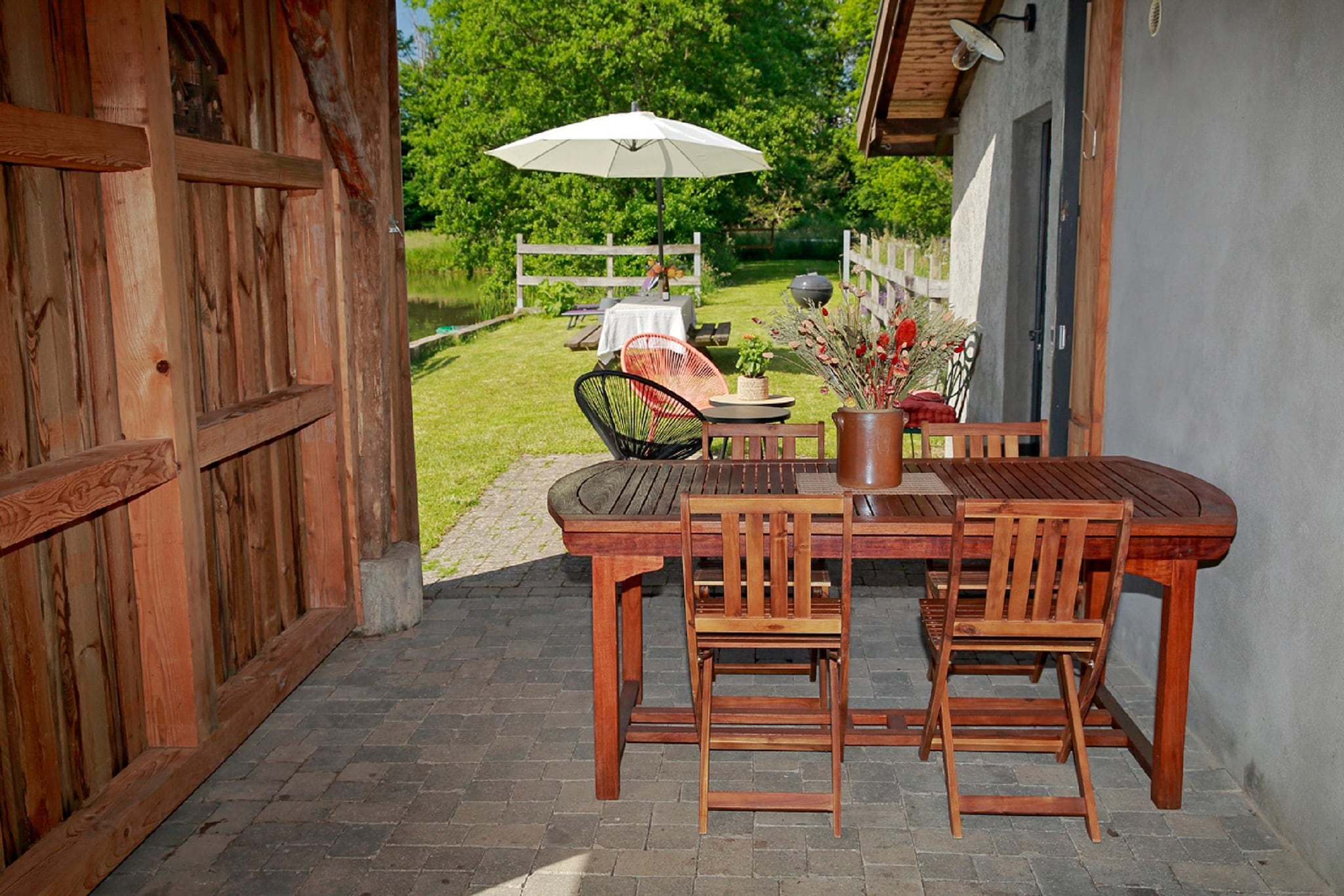 Ground floor: (open kitchen(electric kettle, toaster, cooker(gas), coffee machine, oven, grill, fridge-freezer, Juicer), Living/diningroom(single bed(90 x 200 cm), single sofa bed(110 x 200 cm), seating area))\n\nOn the 1st floor: (bedroom(double bed(160 x 200 cm)), bathroom(shower, washbasin, toilet))\n\nterrace, garden furniture, BBQ, parking, pond, high chair