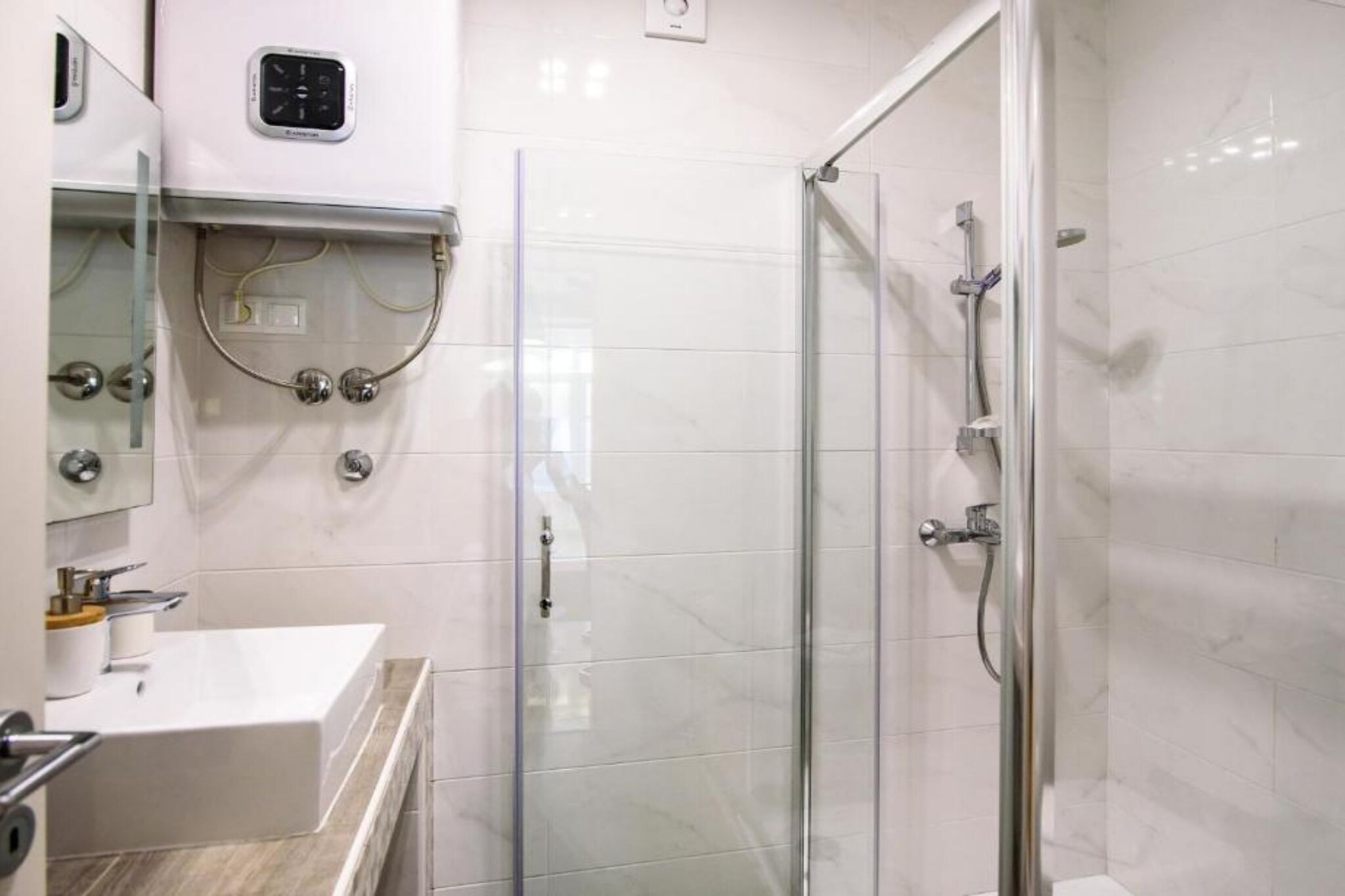 Apartments Luce & Toma - One bedroom Apartment (Luce)-Bathroom