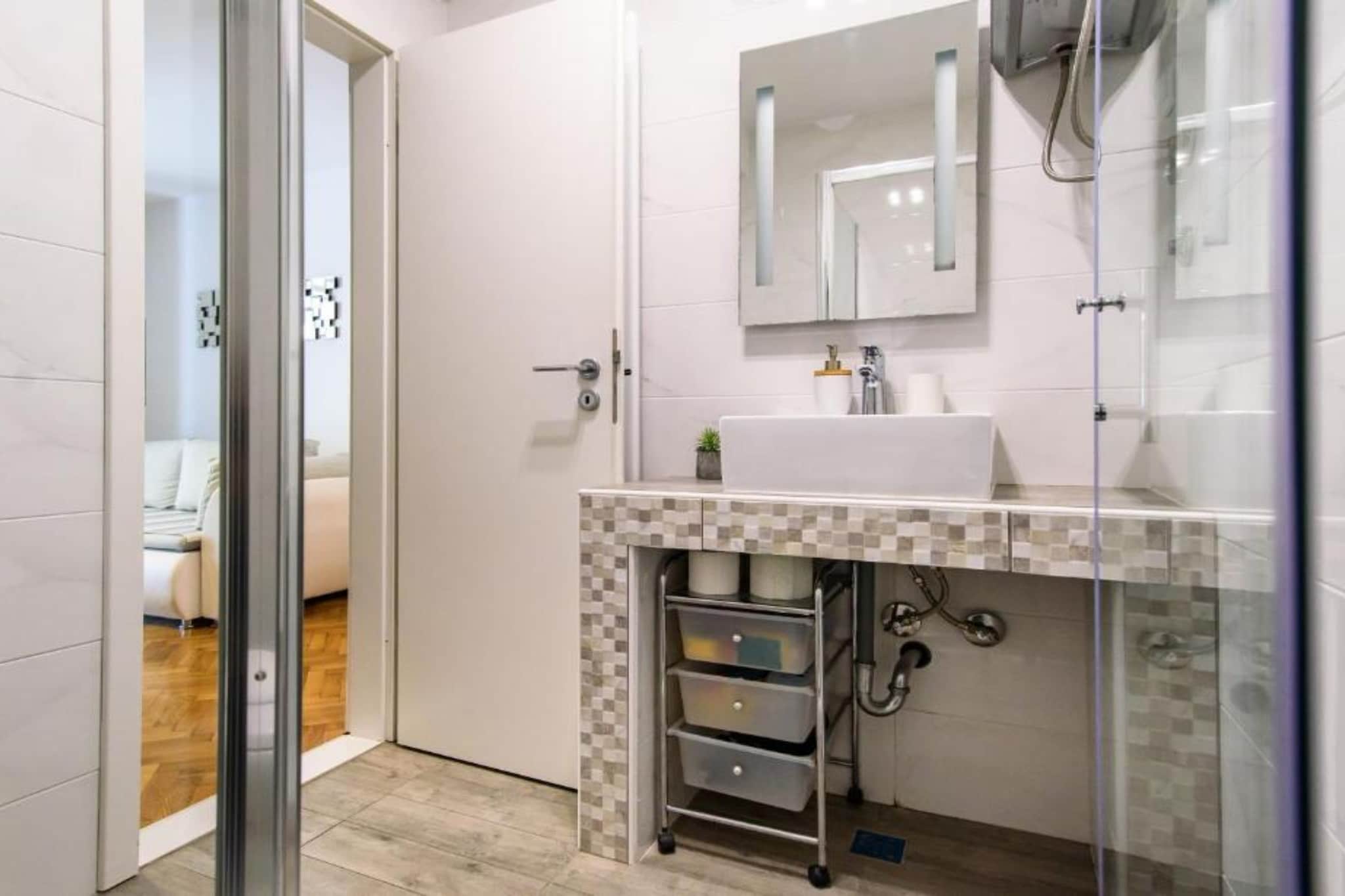 Apartments Luce & Toma - One bedroom Apartment (Luce)-Bathroom