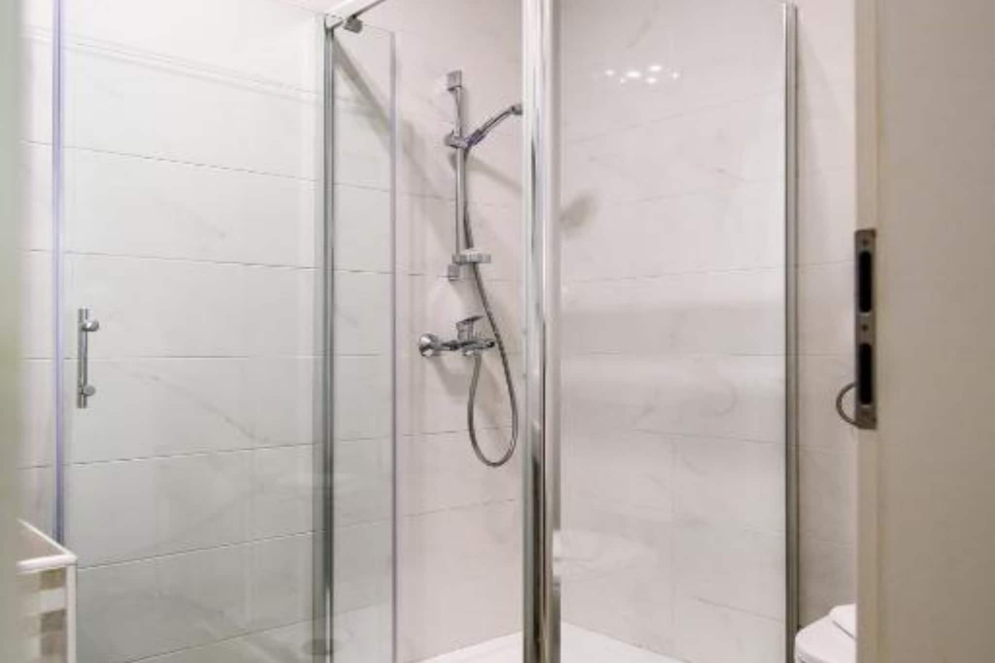 Apartments Luce & Toma - One bedroom Apartment (Luce)-Bathroom