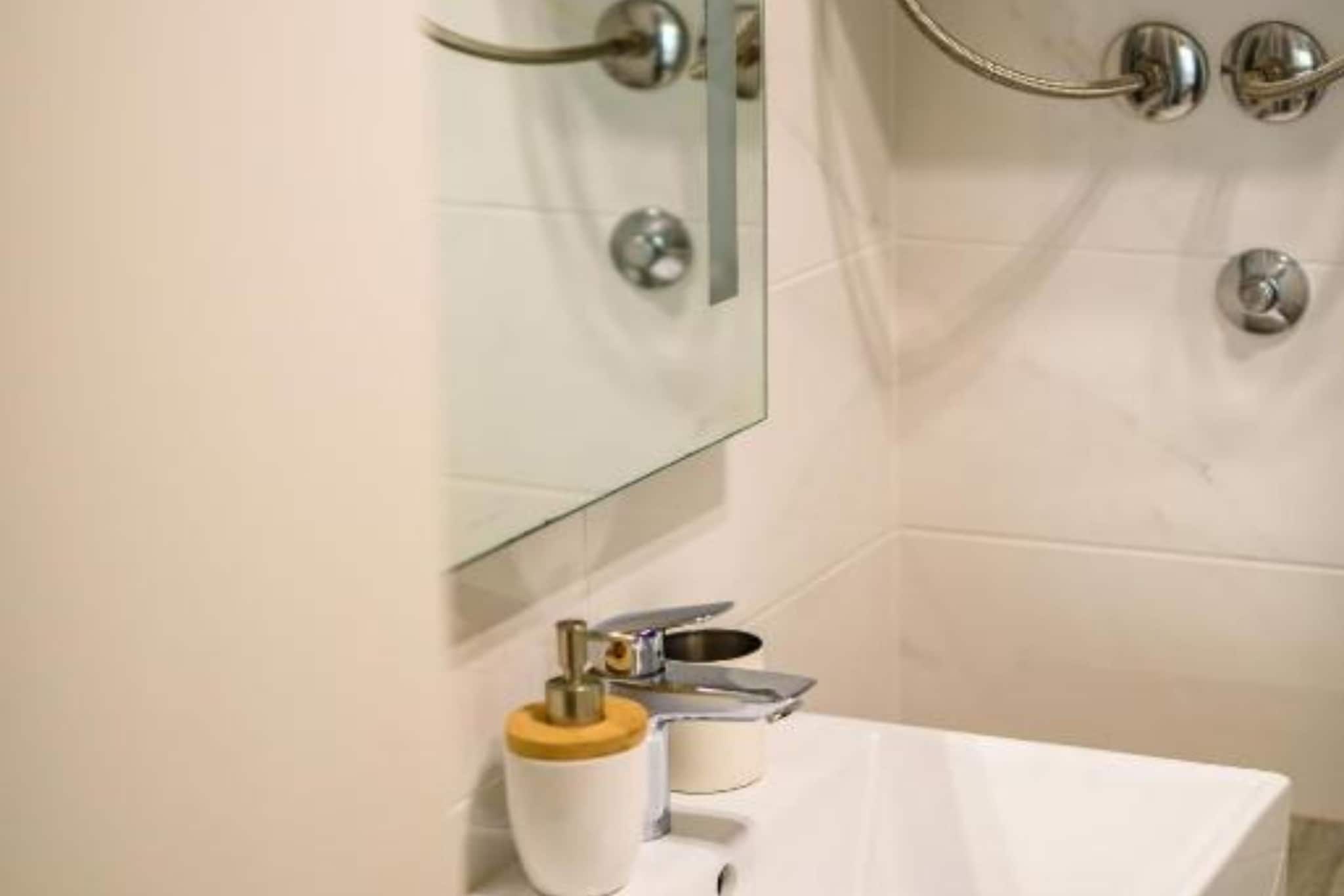 Apartments Luce & Toma - One bedroom Apartment (Luce)-Bathroom