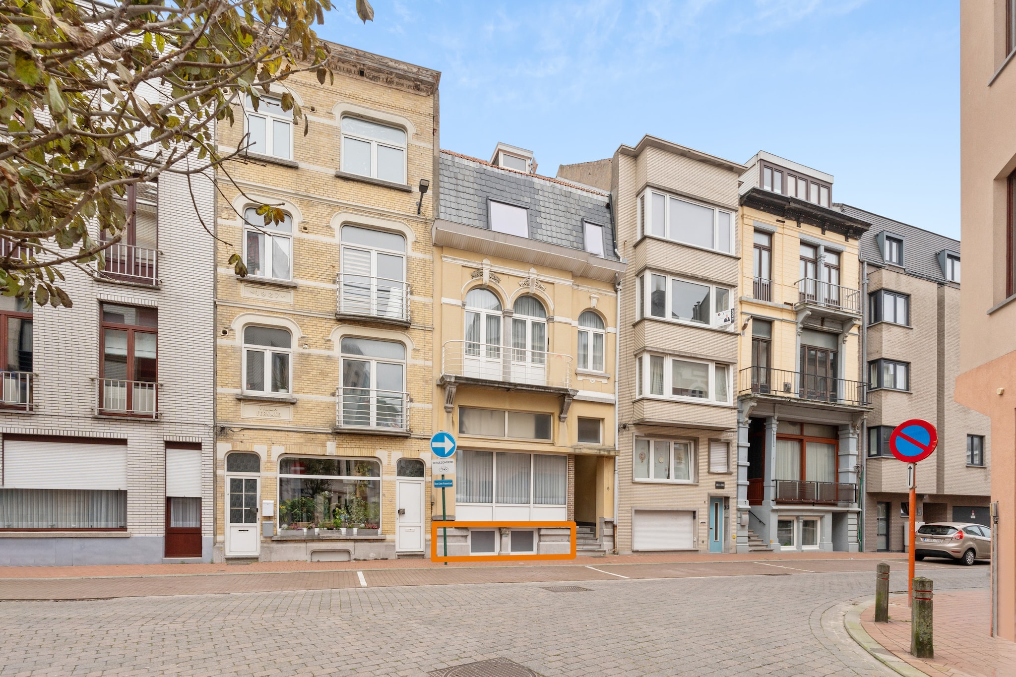 Located just 250 meters from the beach, this spacious 2-bedroom sous-sol flat at Onze Lieve Vrouwstraat 6, 8370 Blankenberge offers a cozy and convenient stay for up to 4 guests. The apartment features a fully equipped kitchen, a comfortable living room, and two bedrooms each with a double bed, ideal for couples or a small family.
The bathroom includes a shower, and the highlight of the property is the very large private courtyard, perfect for outdoor dining, sunbathing, or simply relaxing after a day at the beach. With shops, restaurants, and the seafront just a 5-minute walk away, everything you need is within easy reach.
Free WiFi is included, but parking is not. Guests are kindly asked to bring their own sheets, towels, and duvet covers. Whether you're planning a beach holiday or a quiet coastal escape, this flat offers comfort, space, and a fantastic location in the heart of Blankenberge.