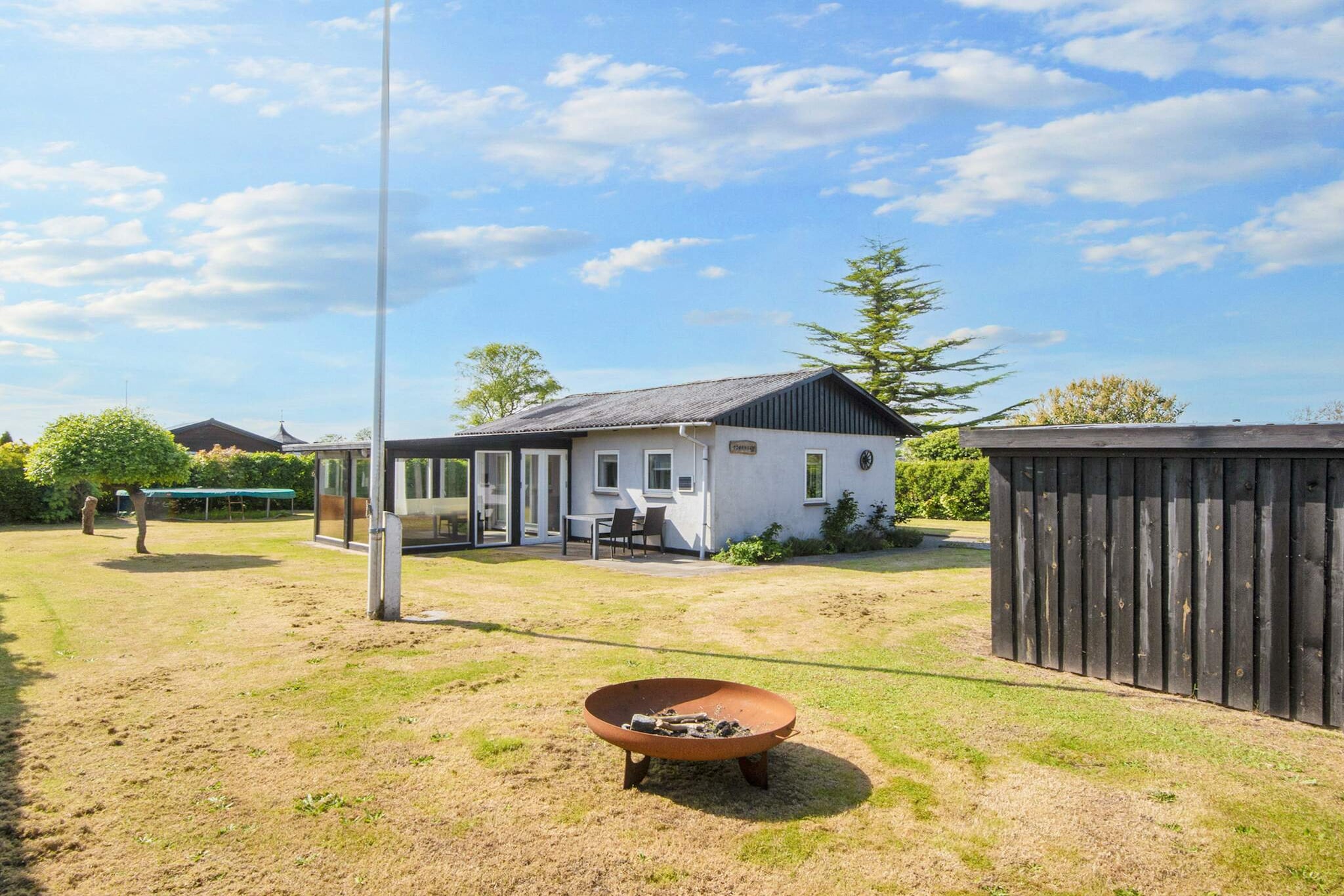 open kitchen(stove(induction), coffee machine, oven, microwave, fridge(+ freezer)), Living/bed room(TV), bedroom(double bed), bedroom(2x bunk bed), bathroom(washbasin, shower, toilet), heating(electric), terrace, garden furniture, air to air heatpump