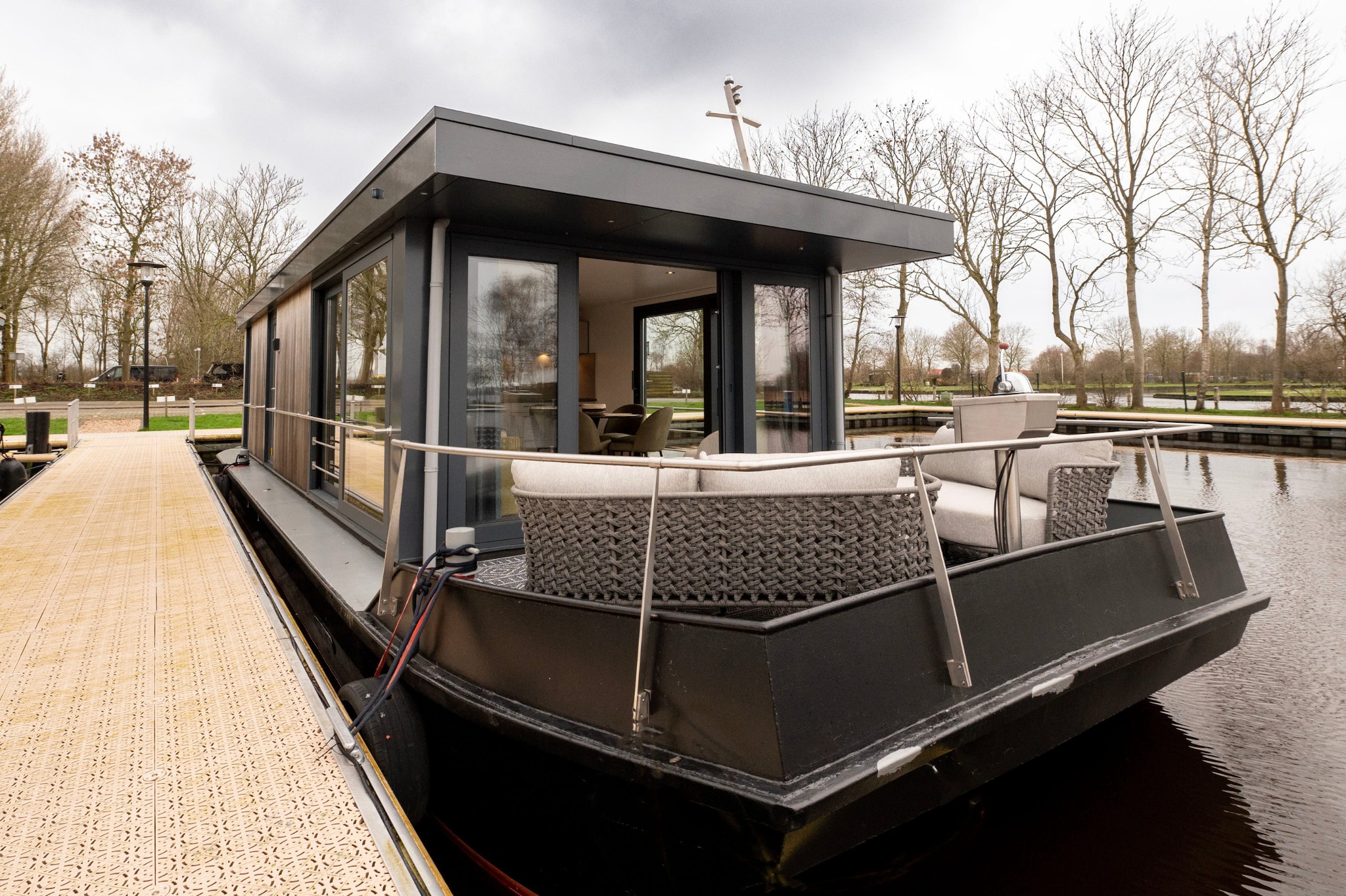 Leuke woonboot met terras