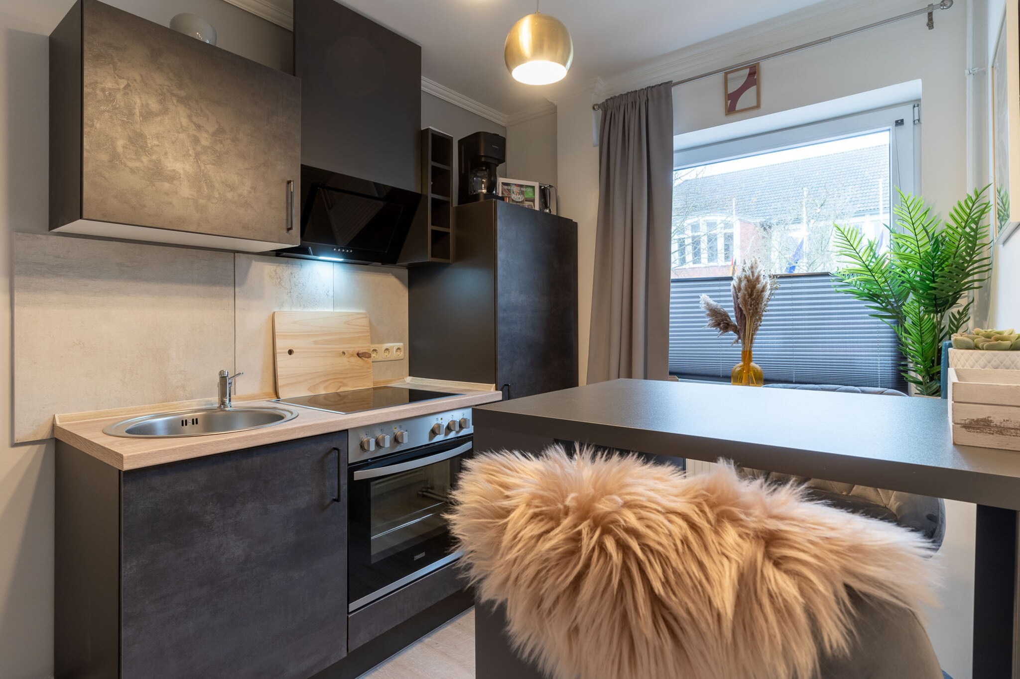 Stylish 1-room apartment in Tönning. This small but high-quality holiday apartment offers you everything you need for a perfect holiday. Equipped with a modern kitchenette and a cozy living/sleeping area, it offers space for up to two people. Here you can relax in peace and unwind.
The location of the holiday apartment is also unbeatable. Located right between the historic market square and the picturesque harbor, you have all the amenities of the city right on your doorstep. Whether you would like to take a leisurely walk along the harbor, enjoy the regional cuisine in one of the many restaurants or simply stroll through the idyllic streets - everything is possible.
Highlights: WiFi, consumption-based energy costs included, laundry package, final cleaning