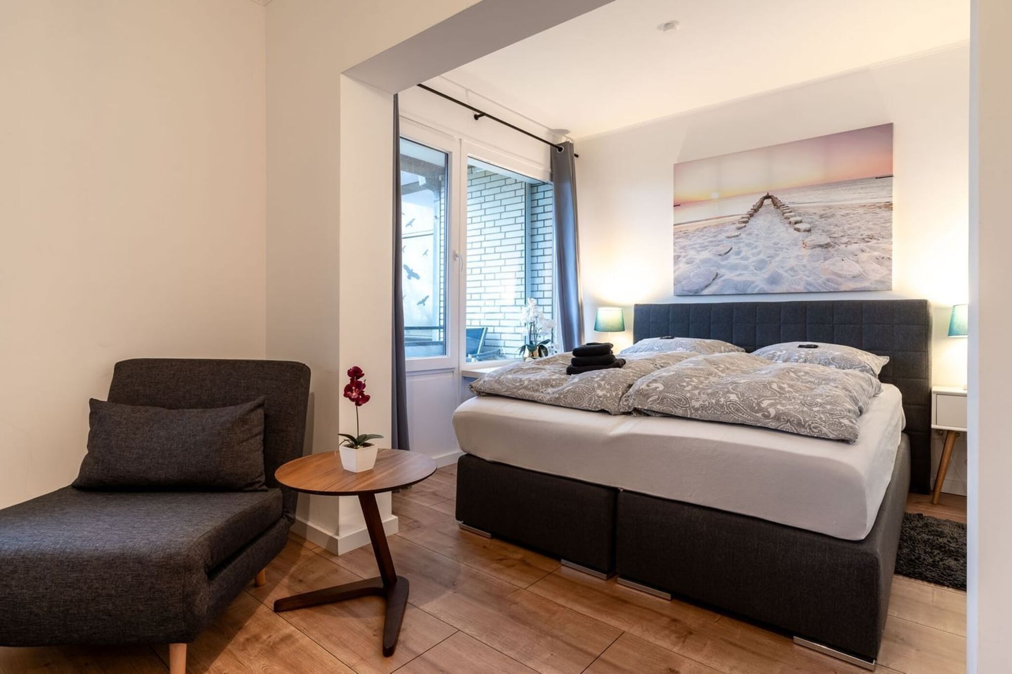 On the 1st floor: (open kitchen(hob(4 ring stoves, ceramic), electric kettle, toaster, hood, coffee machine, oven, microwave, fridge(+ freezer)), Living/diningroom(double sofa bed(140 x 200 cm), TV, dining table, seating area), bedroom(double bed(160 x 200 cm), TV), bathroom(shower, washbasin, toilet))\n\nbalcony, heating, parking, Laundry Package incl.