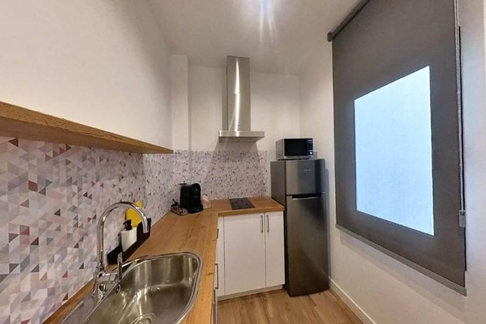 Ground floor: (Entrance(shared entrance, reachable from the outside)(lift))\n\nOn the 1st floor: (Entrance, open kitchen(hob, electric kettle, toaster, hood, coffee machine, microwave, fridge-freezer), Living/diningroom(single sofa bed, TV(flatscreen, satellite), dining table, seating area), Bedroom with bathroom(double bed, TV(flatscreen), shower, washbasin, toilet, air conditioning, hairdryer), heating(through air conditioning), air conditioning)\n\nwashing room(tumble dryer(shared with other guests), washing machine(shared with other guests)), parking lot(public), high chair, ironing board, iron