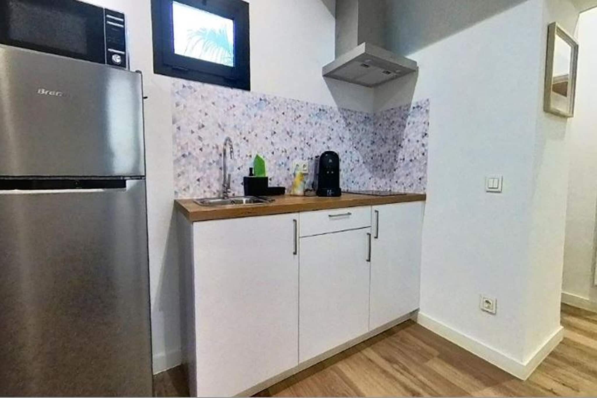 Apartment Verde is cozy and very bright and is located in Puerto del Rosario. This recently renovated apartment is located on the ground floor, so it is wheelchair accessible. It is an 8-minute walk from Playa Chica and 2.7 km from Playa Blanca. The apartment features a seating area, a washing machine, a fully equipped kitchen with a microwave, and a private bathroom with a hairdryer, towels and free toiletries. The kitchen has a coffee maker and flat-screen TV, there is also a safe and free Wi-Fi. It has a bedroom with a full bathroom and shower and a sofa bed in the living room.
The Unamuno Fuerteventura House Museum is a 2-minute walk from the apartment, while the Fuerteventura Golf Club is just 16 km away. The nearest airport is Fuerteventura Airport, 5 km from the apartment. The property offers airport shuttle service for a fee, please inquire upon arrival. Whether for work or leisure, consider staying at this Apartment for your next visit, you will surely love it.