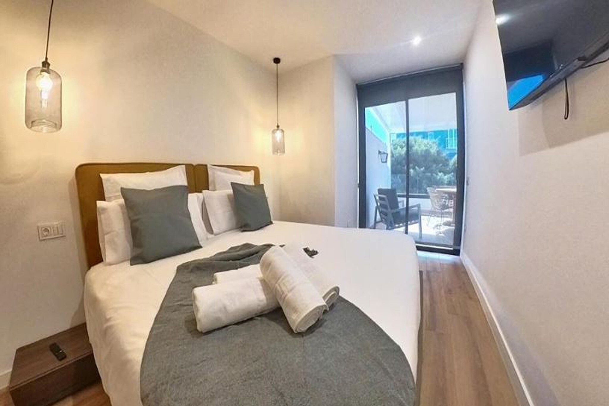 Apartment Naranja is cozy and very bright and is located in Puerto del Rosario. This recently renovated apartment is on the second floor and has a large private terrace that offers beautiful views. It is an 8-minute walk from Playa Chica and 2.7 km from Playa Blanca. The apartment features a seating area, a washing machine, a fully equipped kitchen with a microwave, and a private bathroom with a hairdryer, towels and free toiletries. The kitchen has a coffee maker and flat-screen TV, there is also a safe and free Wi-Fi. It has a bedroom with a full bathroom and shower and a sofa bed in the living room.
The Unamuno Fuerteventura House Museum is a 2-minute walk from the apartment, while the Fuerteventura Golf Club is just 16 km away. The nearest airport is Fuerteventura Airport, 5 km from the apartment. The property offers airport shuttle service for an additional fee, please inquire upon arrival.
This apartment is wheelchair accessible, child friendly, with Internet and many other services. Whether for work or leisure, stay in this Apartment for your next visit, you will surely love it.