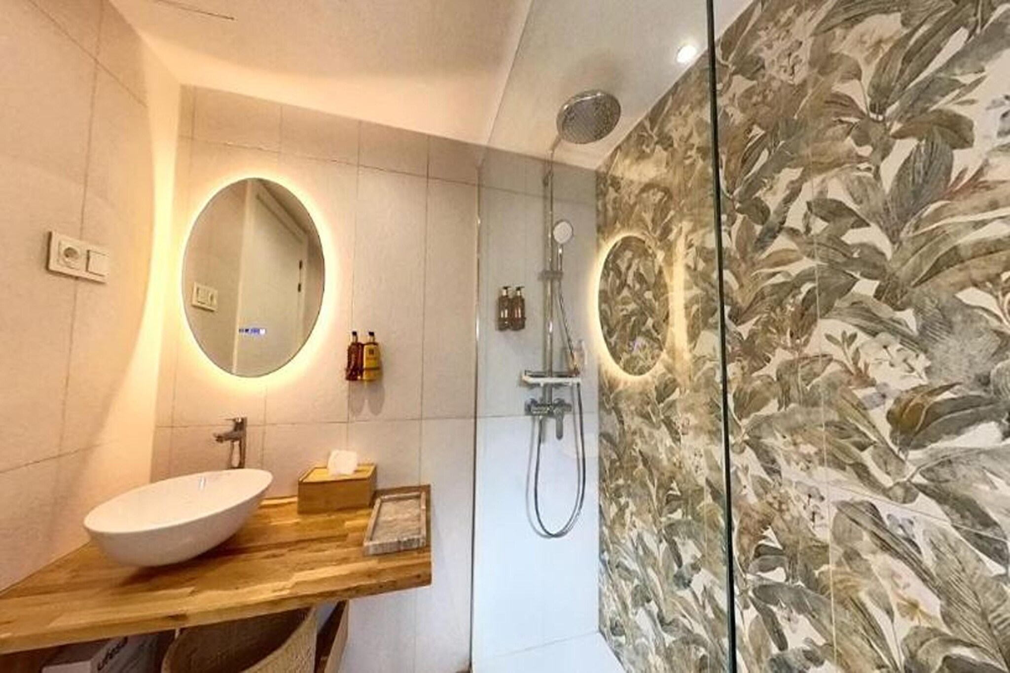 Ground floor: (Entrance(shared entrance, reachable from the outside)(lift))\n\nOn the 2nd floor: (Entrance, open kitchen(hob, toaster, hood, coffee machine, microwave, fridge-freezer, hairdryer), Living/diningroom(TV(flatscreen, satellite), dining table, seating area), bedroom(double bed, TV(flatscreen)), bedroom(double bed, TV(flatscreen)), bathroom(shower, washbasin, toilet, hairdryer), heating(hot air), air conditioning, terrace(private, 15 m2))\n\nwashing room(tumble dryer(shared with other guests), washing machine(shared with other guests)), parking lot(public), high chair, ironing board, iron