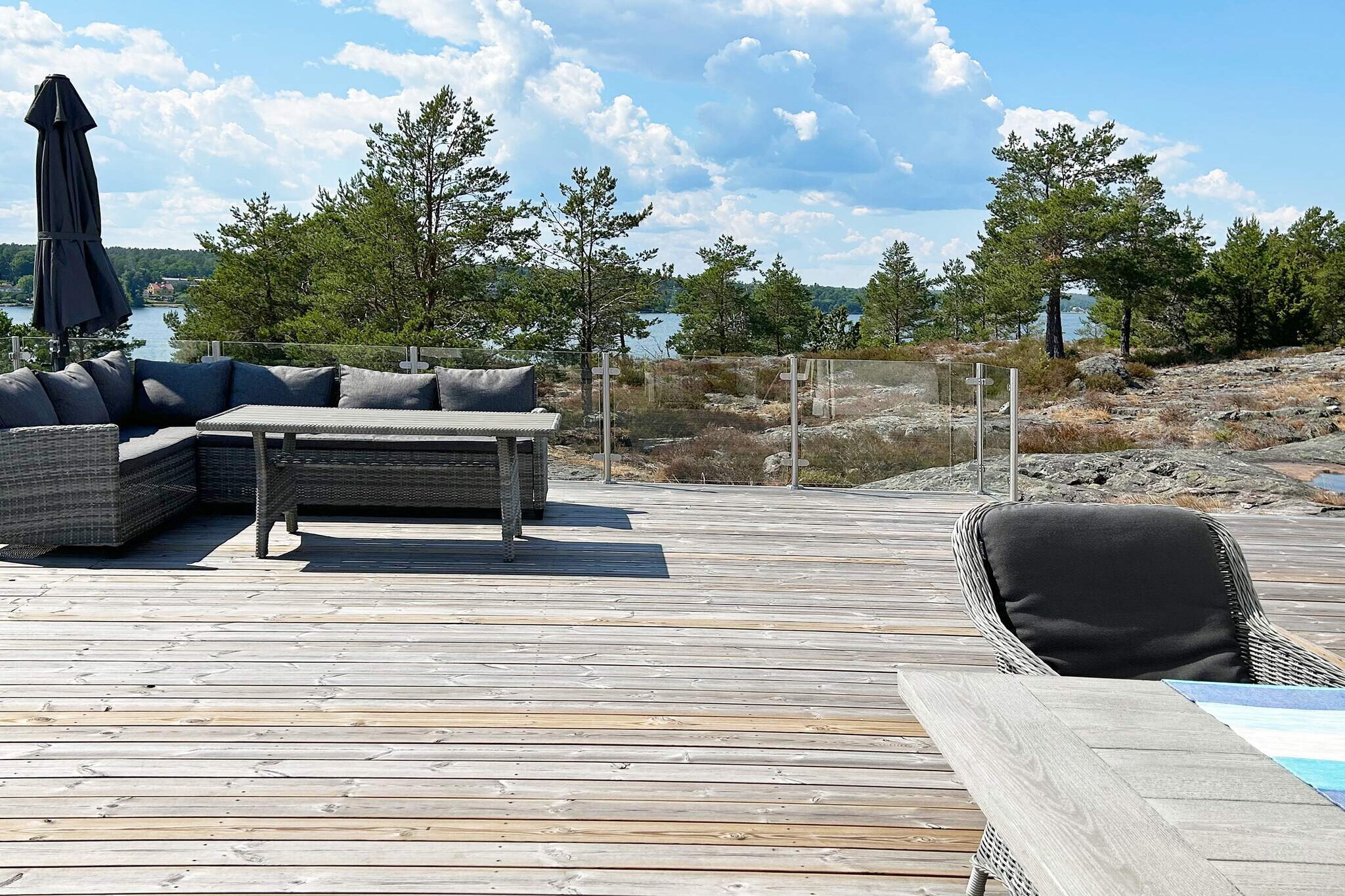 Here you have the opportunity to rent an attractive, modern vacation home in a prime location near the beach and sea in VÃ¤stervik! You have access to a beautiful little beach and a bathing jetty directly below the property.The vacation home also has a large, beautiful terrace with sea views, where you will find garden furniture, lounge chairs, sun loungers, and a barbecue.Inside, there is an open-plan living area with a luxurious kitchen and a dining and sitting area for family life.There are a total of four bedrooms to choose from, three of which are equipped with a double bed. In the fourth bedroom, on the lower floor, a family can stay together, spread across a double bed and a bunk bed with two berths.The vacation home offers two luxurious bathrooms with a toilet, sink, and shower. There is also an additional guest toilet with a sink on the lower level. Please note that the house can only be accessed via stairs and is therefore not suitable for people with limited mobility.As the house is located on top of a hill, there is also hilly terrain down to the bathing beach. The bathing area belongs to all vacation homes in the area. From here, it is only 3 km to the beautiful summer town of VÃ¤stervik, where you can enjoy events, shopping, good restaurants, and the lovely atmosphere.In VÃ¤stervik, you can take archipelago tours to some of the most beautiful islands in the archipelago. In HasselÃ¶, you can also enjoy a good meal at the popular restaurant or a coffee at the cafÃ©.VÃ¤stervik Golf Club, with its beautiful golf courses, is 2.5 km away.If you want to go a step further one day, you can enjoy a few hours at the day spa at GrÃ¤nsÃ¶ Castle.For the children, Ã„ventyrsbadet at the popular Lysingsbadet beach is usually the most popular. You are also close to Astrid Lindgren's World in Vimmerby.