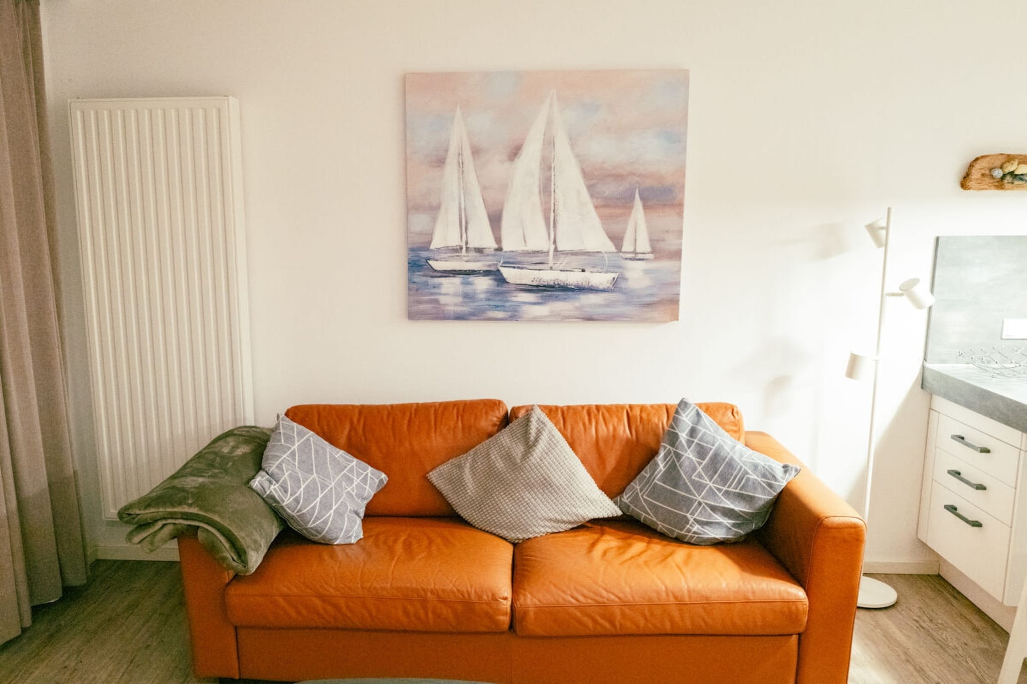 Our holiday apartment is located in close proximity to the South Beach and the Greune Stee Nature Reserve, making it an ideal retreat for nature and beach lovers. The apartment accommodates up to two people and features a lovely breakfast terrace facing west, perfect for relaxed mornings. The bedroom is furnished with a comfortable double bed and a large built-in wardrobe, ensuring a restful stay. The wellness bathroom includes a rain shower for moments of relaxation. The apartment also includes a designated parking space (space no. 1) for your convenience.

The holiday apartment is an excellent starting point for various activities such as island tours, jogging, cycling, and enjoying nature. The kitchen area is fully equipped with a kitchenette and a breakfast bar for meals. For entertainment, high-speed internet with 100 Mbit via Wi-Fi is available, allowing you to stay connected during your stay. A photo gallery featuring impressions of the island adds to the vacation ambiance, showcasing the beauty of the area.

To ensure a pleasant stay for our guests, the apartment is lovingly cared for and thoroughly cleaned before each arrival with personal attention. We take great pride in making sure you feel completely at home. For more information, please visit our website.