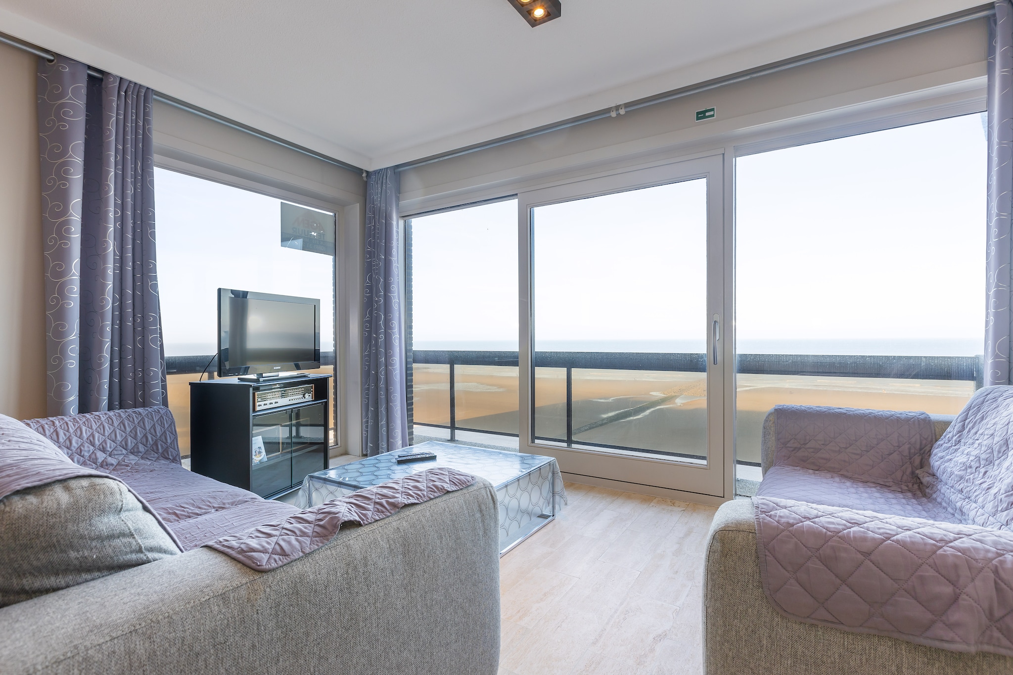 Corner apartment on the seventh floor, perfect for a relaxing seaside holiday with stunning sea views. It features two bedrooms – one with a double bed and one with a bunk bed for three people – ideal for families or small groups. The bright living room with large windows all around offers a breathtaking sea view from every angle. The open, fully equipped kitchen provides all modern comforts, while the renovated bathroom with shower and separate toilet add convenience. One of the bedrooms also includes a fold-out bed for one person, providing extra sleeping space. Both bedrooms open onto a sunny terrace overlooking the countryside, perfect for relaxing and enjoying the sunshine. With its bright spaces, comfortable furnishings, and panoramic views, this corner apartment is the perfect base for a carefree holiday by the sea. Wifi: yes - garage: included - sheets: bring your own - towels: bring your own.