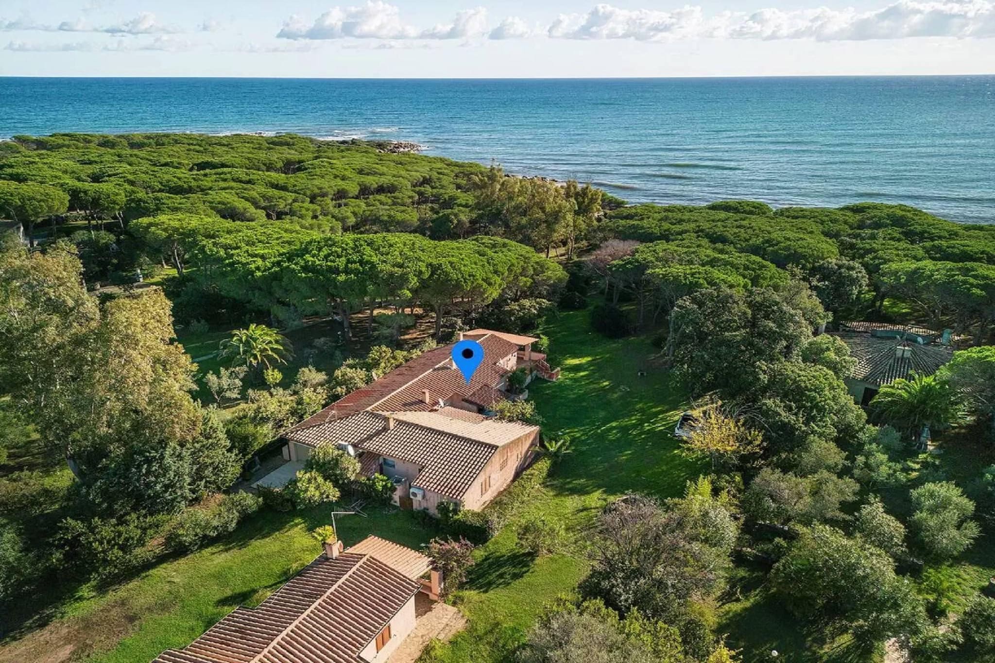 Small house a stone's throw from the sea