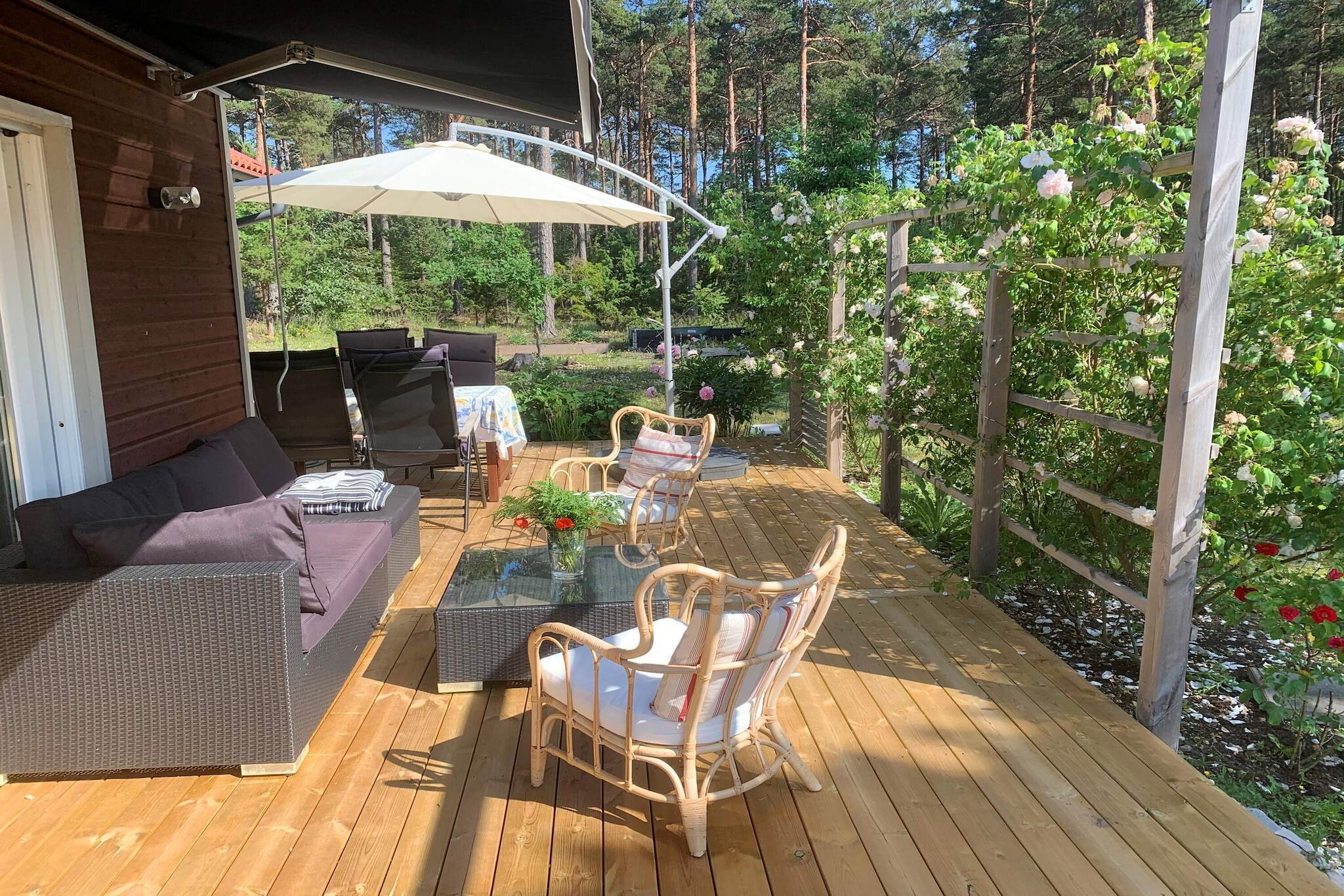 Enjoy a vacation in the summer paradise of Fröjel on the southwest coast of Gotland! Very pleasant and stylish cottage conveniently located close to fantastic nature, beautiful views, and swimming opportunities along the Eksta Coast and Djupvik. Take a short walk down to the sea to watch the sunset at Stora and Lilla Karlsö, at one of Gotland's most beautiful coastal stretches! Here, you will stay in a charming cottage built in 2009 with large windows and lovely outdoor spaces where the sun can be followed according to your desires. Stylish kitchen with everything you need and more, open plan towards the living room with large windows and high ceilings that give a wonderful feeling of space. Exit to patio and stairs up to the loft where there are two comfortable single beds. Near the kitchen, there is a pleasant dining area with access to the patio. On the ground floor, there are also two separate bedrooms, one with a double bed and one with 2 single beds. There are two spacious bathrooms, one with both shower and bathtub as well as a washing machine, and in the other bathroom, there is a shower. Fröjel is a true oasis where tranquility prevails with its beautiful nature and proximity to the sea next to the Eksta Coast nature reserve. A short walk to a beautiful sandy beach and pier. If you wish to indulge in a spa experience, Fröjel Spa is nearby. At Djupvik Fishing Village, you can enjoy a delicious meal with a beautiful view. Southern Gotland has much to offer, from Hoburgen in the south, beautiful Närsholmen, magical beaches, golf, charming shops with local crafts, museum farms, and Holmhällar's famous limestone area. Don't miss a visit to Visby Inner City with its rose-covered alleys and majestic Visby City Wall. Welcome to this paradise!