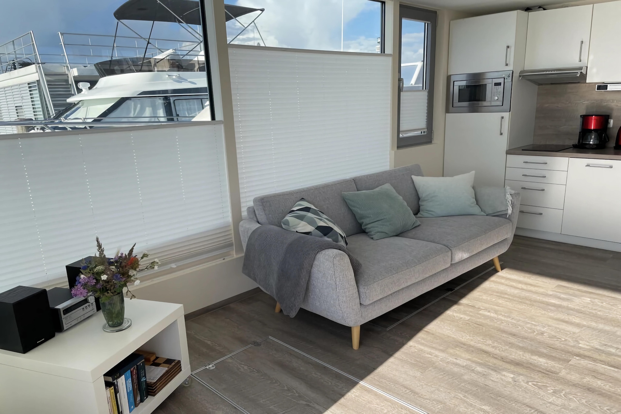 Ervaar een bijzondere vakantie op het water incl. spectaculaire zonsondergangen en jachthavensfeer op onze woonboot in de haven van Ribnitz.