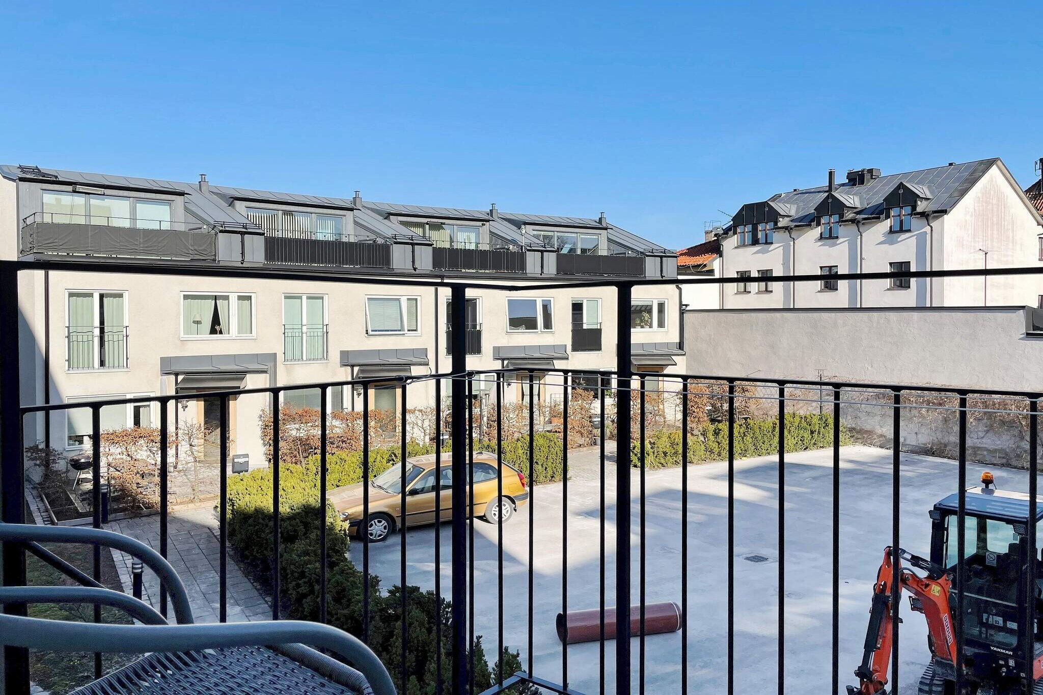 In the heart of Visby, in Visby Innerstad, you have the opportunity to live in a very nice apartment perfectly located at SÃ¶dertorg within walking distance to everything you need and then some! This is the optimal accommodation for those of you who want to live with the best location with a stone's throw from bakeries, cafes, Visby harbor, restaurants, beach promenade and fantastic environments with exuberant energy that just have to be experienced! Neighbor to Visby Ringmur, which leads you on a historic walk around the medieval Hansestaden that stretches down to the promenade and Almedalen. It is a special feeling to live inside Visby Ringmur, where everything is so easily accessible but at the same time so beautiful and harmonious. You don't want to miss this gem! Very nice apartment with open social floor plan between kitchen and living room. Lovely balcony facing the courtyard where you can enjoy your morning coffee. You sleep on a comfortable sofa bed for two in the common room where there is also a TV. Spacious bathroom with shower, washing machine and dryer. In the courtyard there is a common patio that is used by all those who live in the remaining apartments. Parking is not included, but there is in the immediate area, easiest outside Visby Ringmur. Start the day with a visit to the local bakery on SÃ¶dertorg, enjoy a breakfast on the balcony and then explore Visby's rose-strewn alleys, the Botanical Garden, the Almedalen where the politician's week is held, the Cathedral, the Stora Torget with several restaurants and much more. Visby is a beautiful city all year round, but in the summer Visby bursts with life with shops, cafes and restaurants that open up in every corner. You have a perfect starting point for exploring the rest of the island by bus, car or bicycle. Bicycles can be rented in the port, Gotland has very nice cycle paths. The bus station is only a few hundred meters away, which takes you to the rest of the island. The beach promenade offers you a nice walking path with several beaches and swimming opportunities all the way to SnÃ¤ck. The list can be long, welcome to this idyll!