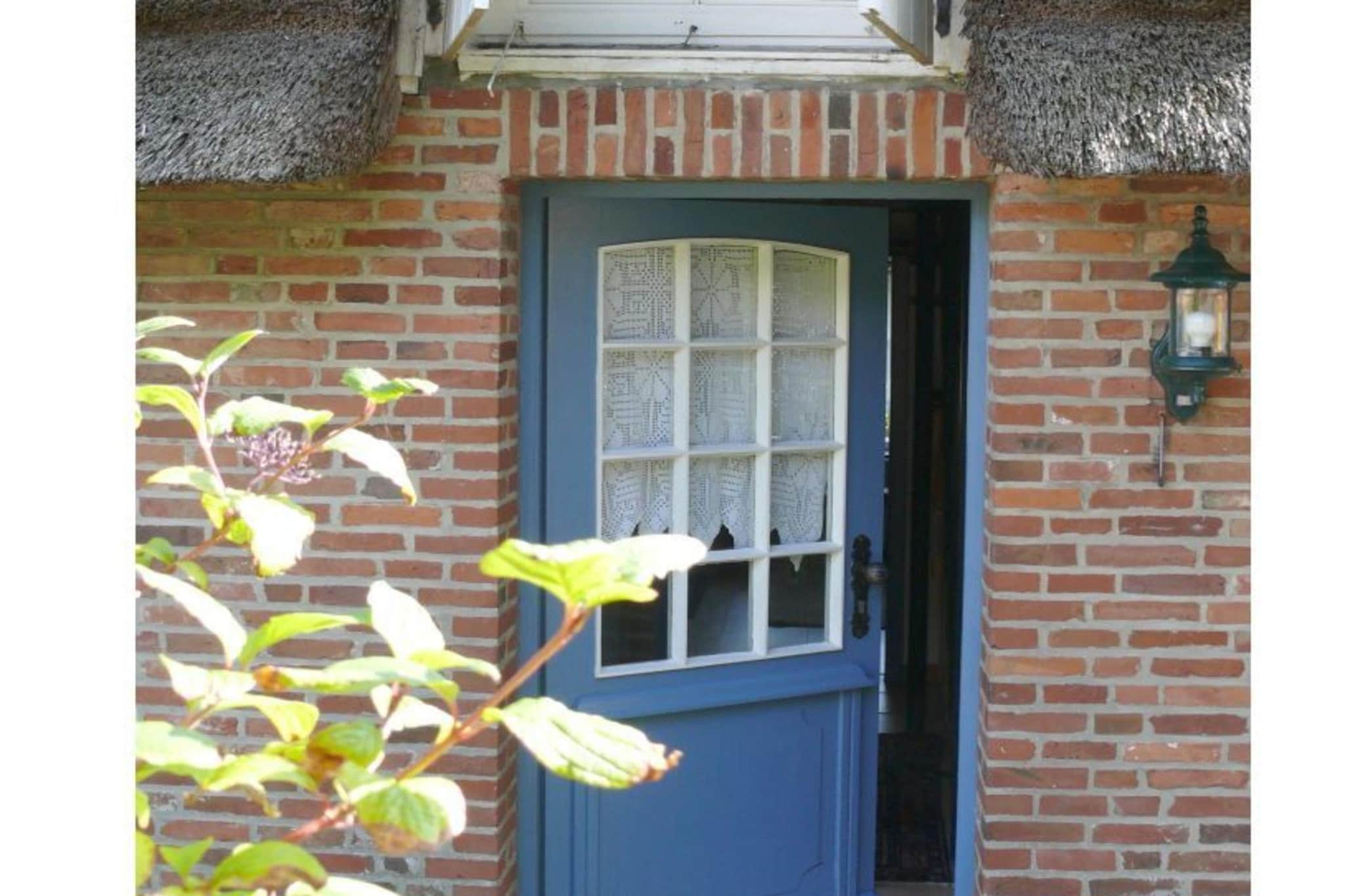 This Frisian house with thatched roof is on the stunning Söschenswarft in Dagebüll-Kirche.
