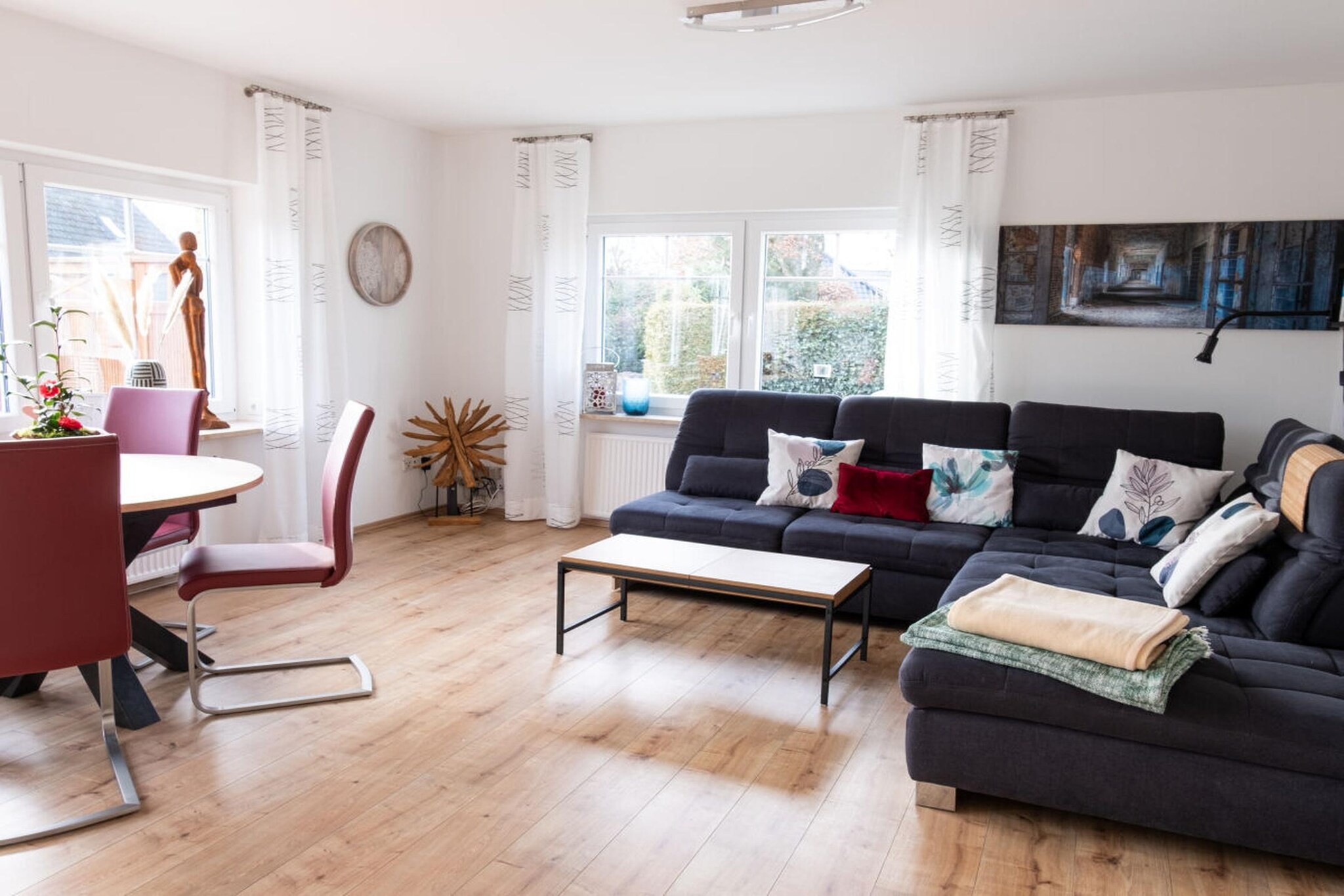 Relax in our bright, comfortable 100m² bungalow for 4 people with garden and terrace on the outskirts of the village in the middle of East Frisia.