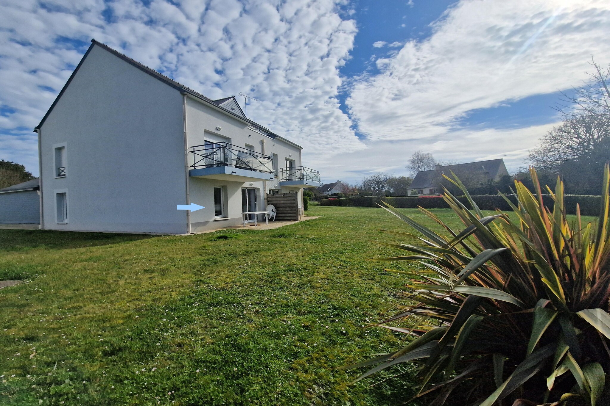 This pretty holiday flat is located on the ground floor of a small residence with several residential units, very close to the first sandy beach (600m). With its comfortable furnishings, the small terrace in front and its own parking space, you will find everything you could wish for on holiday here.
The popular seaside resort on the Emerald Coast offers a wide range of sports and leisure activities with 7 fine sandy beaches, tennis courts, a water sports centre and one of the most beautiful golf courses in Brittany, swinging with a sea view guaranteed! There are attractive excursion destinations in the surrounding area, such as the charming seaside resort of Dinard (25 km), the corsair town of St Malo (32 km) and the world-famous Mont St Michel, which is just over an hour's drive away.
A utilities & service fee of EUR 50,00 will be required closer to your checkin date. You will receive a separate communication with the payment link. The utilities & service fee ensures a smooth stay and covers any additional services such as cleaning, service charges, consumption, damages or any additional charges incurred during the stay.