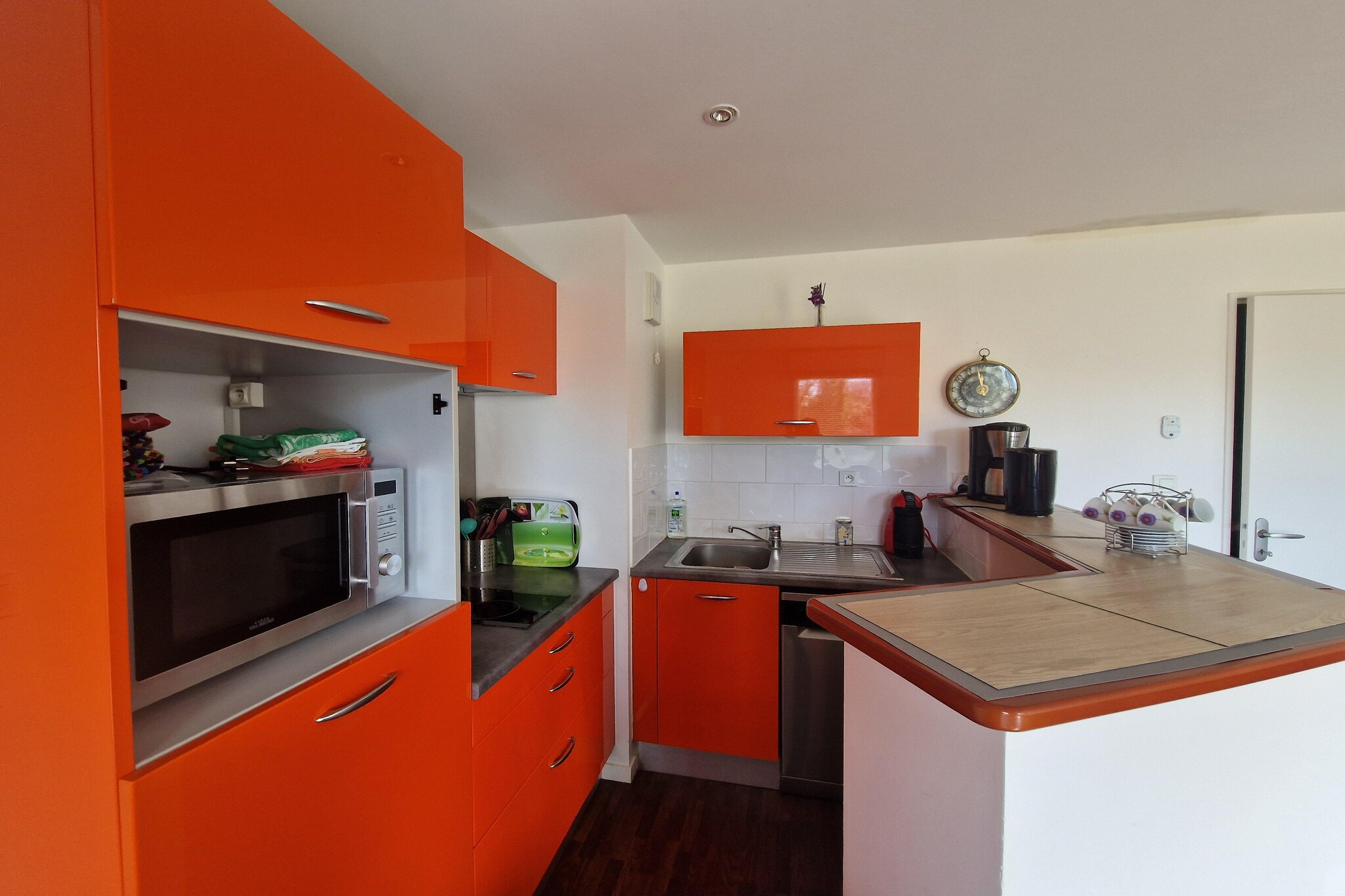 Ground floor: (open kitchen(electric kettle, toaster, cooker(2 ring stoves), coffee machine, combination microwave, dishwasher, fridge, Juicer), Living/diningroom(TV(no dutch television channels, no german television channels)), bedroom(double bed(160 x 200 cm)), bathroom(shower, toilet, washing machine), terrace, garden furniture, parking)