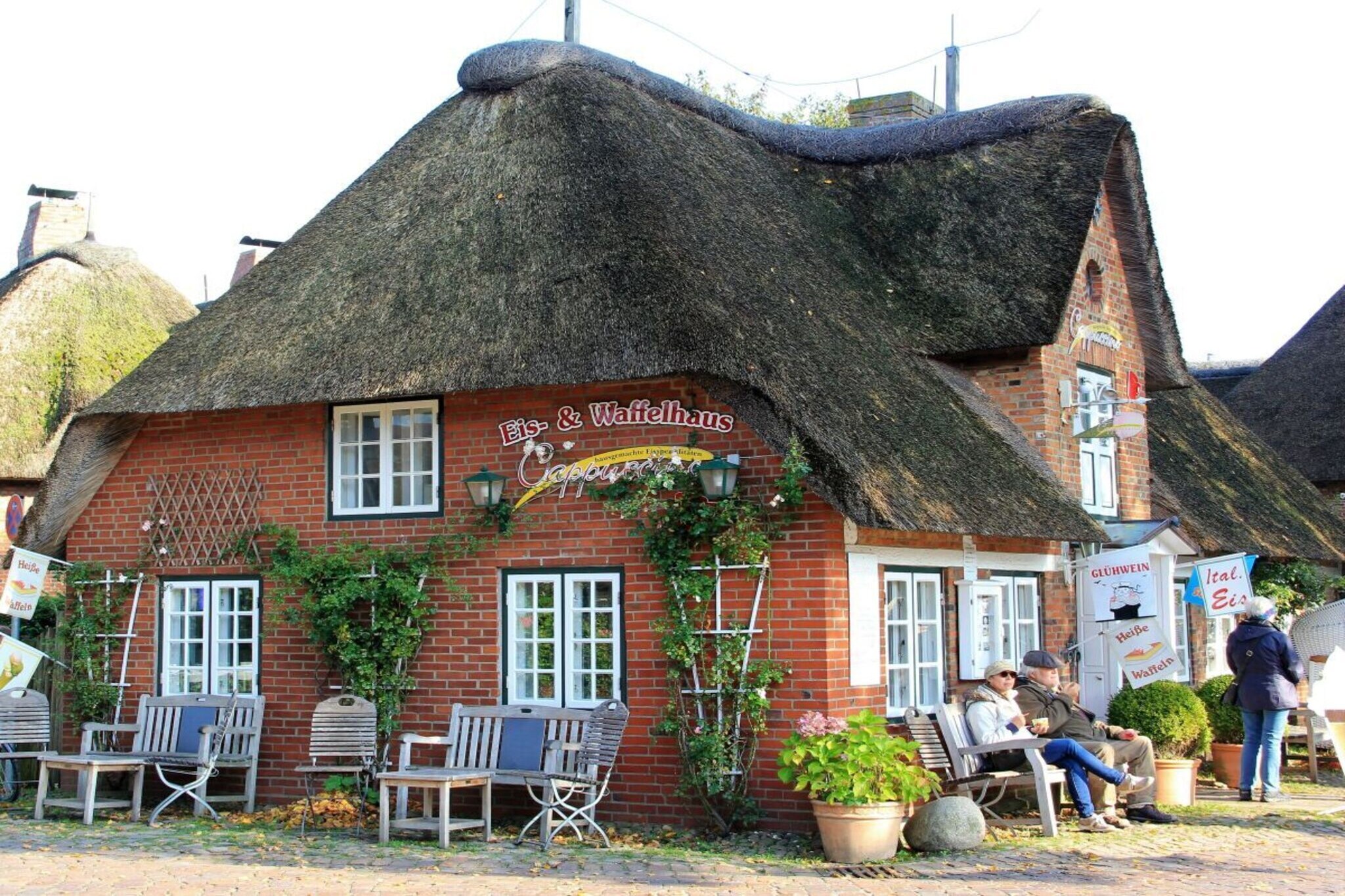 Beautiful thatched roof house in a fantastic location and ideally close to the beach and town center - 3 bedrooms and 3 bathrooms for up to 6 people.