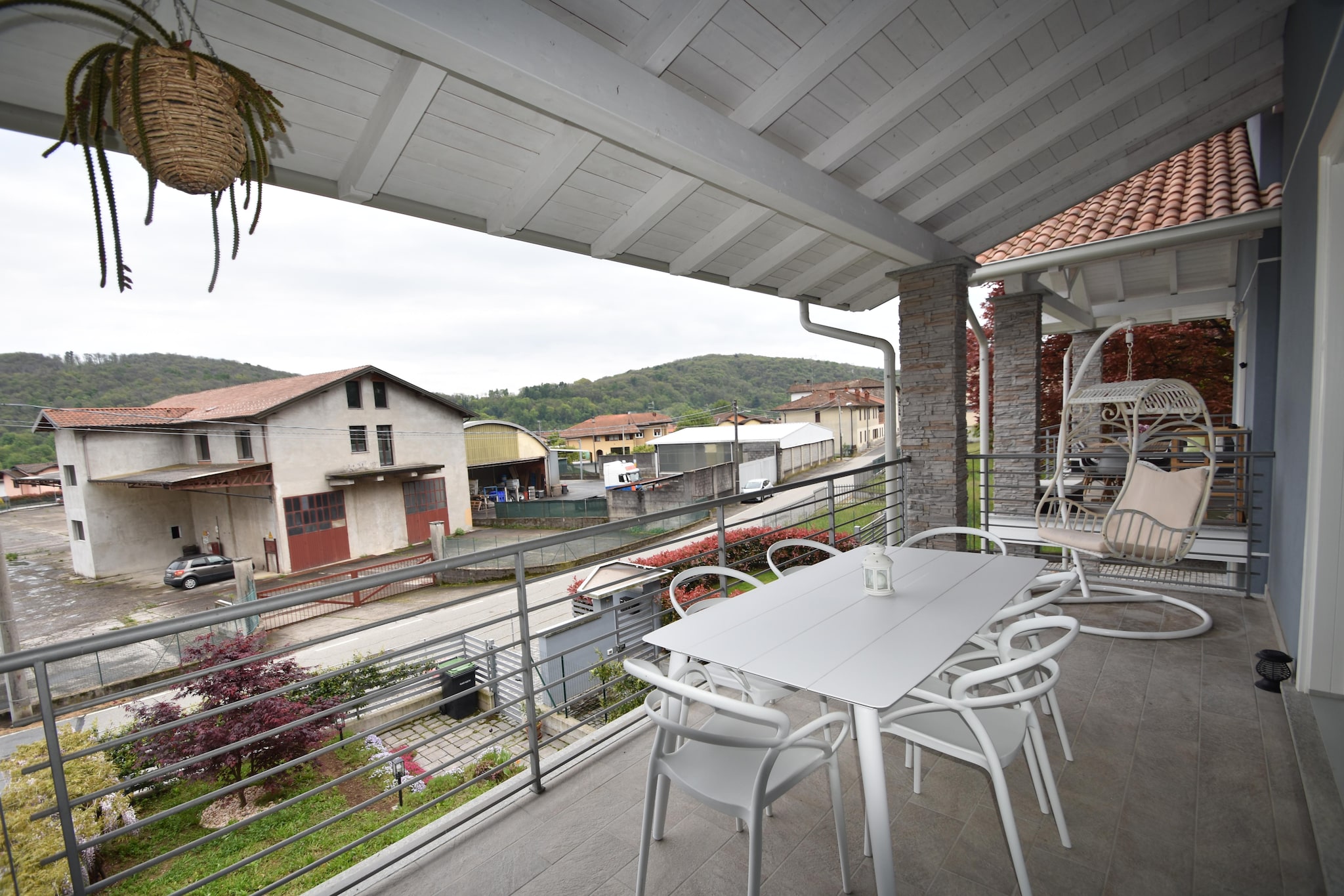 Ground floor: (Living room(TV), open kitchen(hob(4 ring stoves, induction), electric kettle, toaster, espresso machine, oven, dishwasher, fridge, washbasin), bedroom(double bed), bathroom(shower, washbasin, toilet))\n\nOn the 1st floor: (bedroom(double bed), bedroom(double bed))\n\nheating, terrace, garden furniture, parking