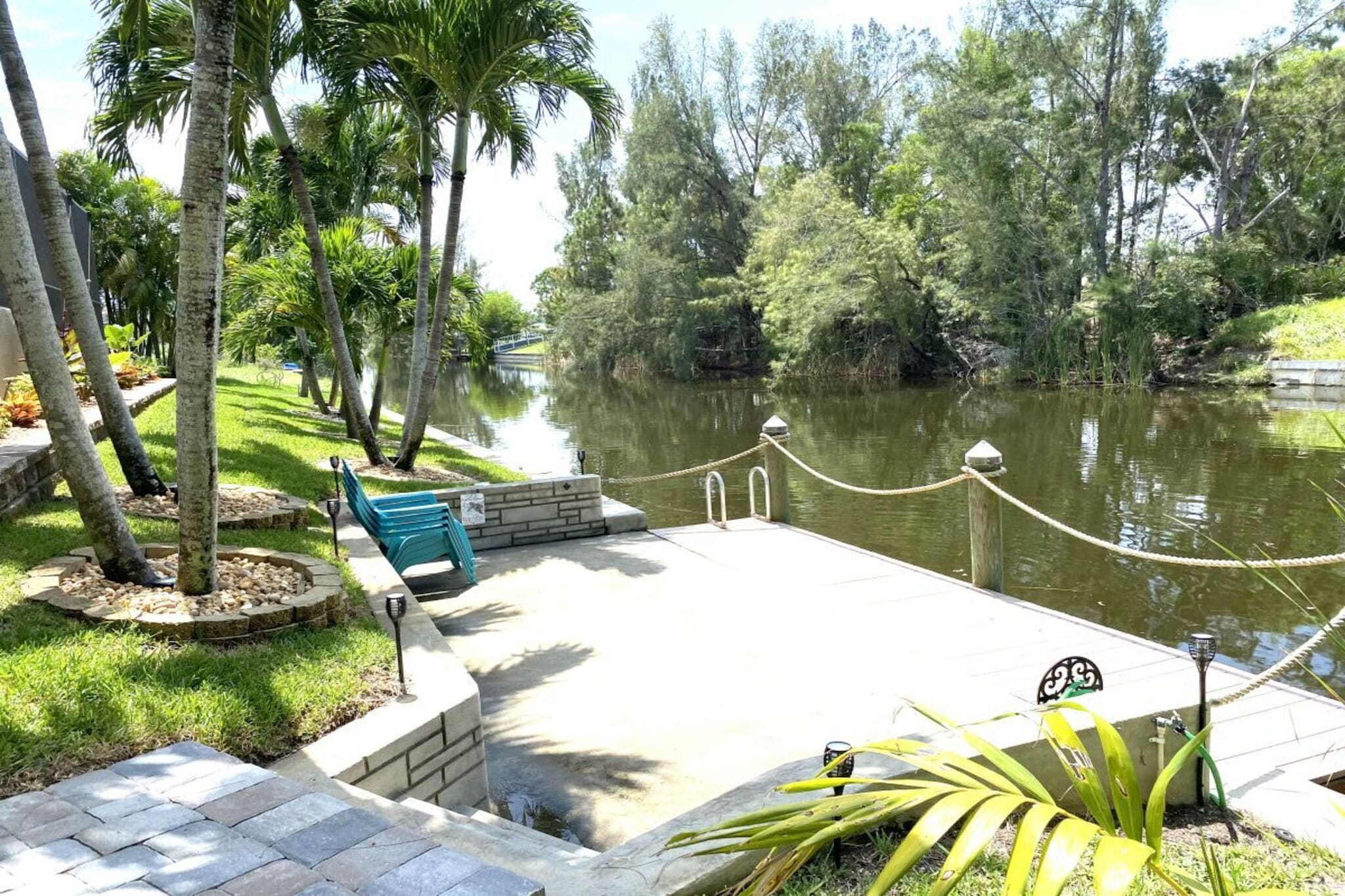 This west-facing villa offers an absolute feel-good atmosphere with a view of a saltwater canal. The spacious pool area of the villa is the perfect place to relax with that typical Florida feeling.