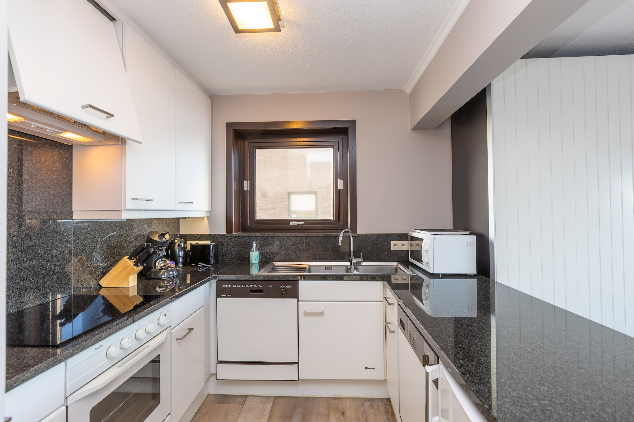 Corner apartment on the third floor, perfect for a relaxing holiday with direct sea view. It features two bedrooms, each with a double bed, making it ideal for families or couples seeking both comfort and space. The bright living room, with a sofa bed for two people, offers a stunning sea view from every angle. The open, fully equipped kitchen provides all modern conveniences, while the bathroom with bathtub and separate toilet ensure added comfort. One of the bedrooms also includes a private bathroom with shower, offering extra privacy. Both bedrooms open onto a sunny terrace overlooking the countryside, perfect for relaxing and soaking up the sun. With its spacious layout, modern design, and panoramic views, this corner apartment is the perfect choice for a stylish and carefree seaside holiday on the Belgian coast. Wifi: yes - parking: included - sheets: bring your own - towels: bring your own.