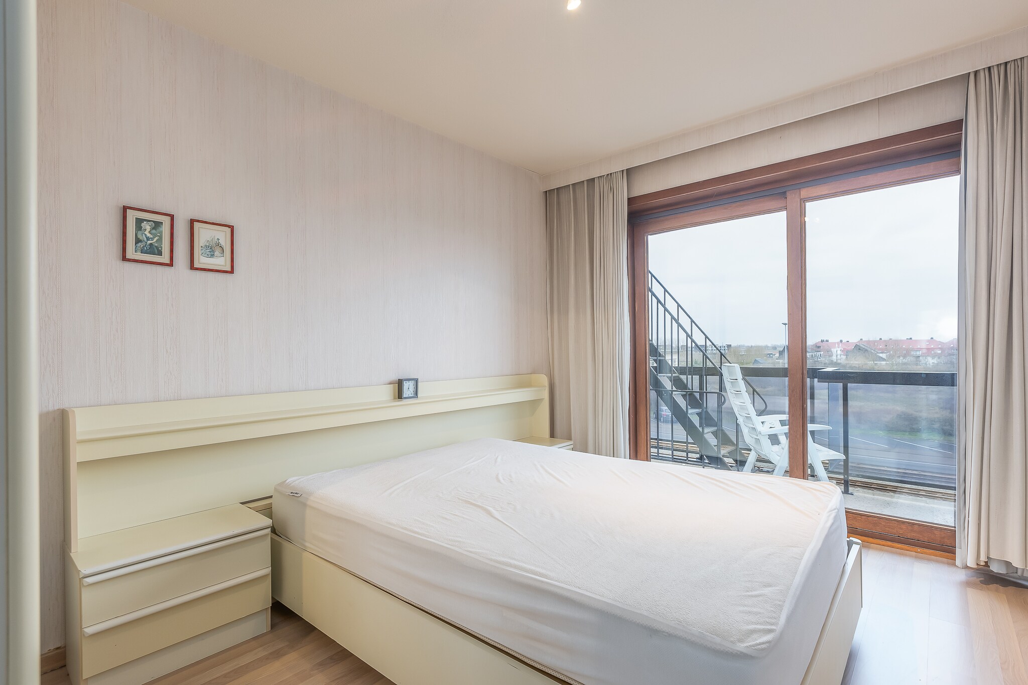 On the 2nd floor: (open kitchen(electric kettle, toaster, coffee machine(pads), oven, microwave, dishwasher, Hand blender, dishes and cutlery, Cooking basics), Living/diningroom(TV(digital), dining table, seating area), bedroom(double bed(twin duvet, 140 x 200 cm)), bedroom(bunk bed(duvet, 140 x 200 cm)), bathroom(shower, washbasin, toilet), toilet(toilet), storage)\n\nInternet access, heating(gas), terrace, parking, lift, hairdryer