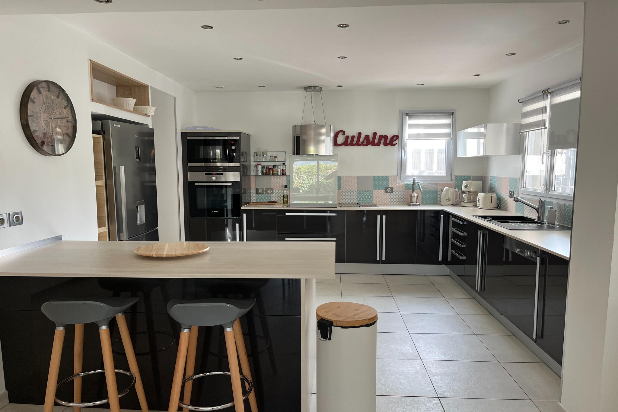 Ground floor: (open kitchen(electric kettle, toaster, cooker, hood, coffee machine, oven, microwave, dishwasher, fridge-freezer, Juicer, electric hot plates), Living/diningroom(TV, dining table, seating area), Bedroom with bathroom(double bed(160 x 200 cm), shower, washbasin), toilet)\n\nOn the 1st floor: (bedroom(double bed(165 x 200 cm)), bedroom(double bed(160 x 200 cm)), Bedroom with bathroom(double bed(160 x 200 cm), bath tub, washbasin), bathroom(bath tub, washbasin), toilet)\n\noutdoor kitchen, oven, garden doors, air conditioning, terrace, garden, garden furniture, sun loungers, BBQ, parking, swimming pool(private, heatable, roofed, 10 x  4 m.), lounge set