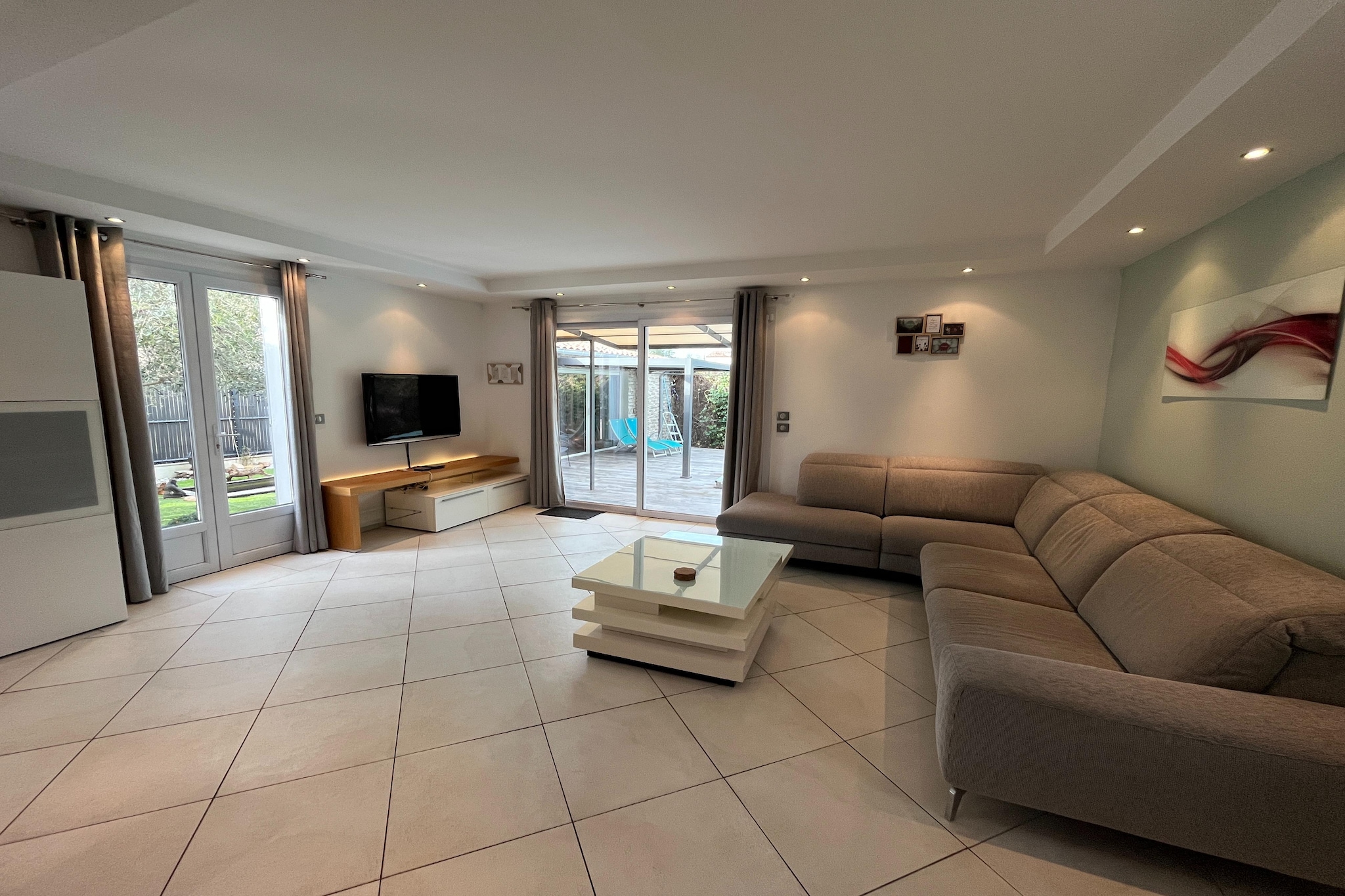 An optional utilities and service fee of EUR 200,00 will be charged before your arrival. Details are given below.<br> This lovely villa, nestled in a quiet residential area of Vidauban, feels like a private oasis from the moment you pass through the electric gate. With parking for 2 to 3 cars, it's perfect for families or groups of friends. Take refreshing dips in the heatable, roofed private pool, or relax on the covered terrace, designed for comfort and outdoor living. The area offers plenty to explore. Surrounded by vineyards, you're close to the Gorges du Verdon, Water Gliss Park in Roquebrune, and numerous cycling and hiking trails. Don't miss the vibrant Tuesday market in Lorgues to sample local produce and enjoy the Provencal atmosphere. Inside, the villa boasts a spacious living room, a sleek modern kitchen, and stylish finishes throughout. The outdoor summer kitchen includes a pizza oven, barbecue, hob, and fridge-ideal for shared meals on the terrace with its movable sunshade. Each bedroom is equipped with individual air conditioning, ensuring a cool and restful night's sleep. <br><b> Optional Utilities & Service Package </b><br><b> An optional utilities and service package of EUR 200,00 </b> can be selected prior to your arrival. You will receive a separate communication with the payment link should you wish to include it.<br>This package ensures a seamless stay and conveniently covers services such as final cleaning, utility consumption, service support, and protection against minor damages or incidental costs during your stay.<br>Guests who prefer may manage these services independently, provided the property is returned in good order at check-out.