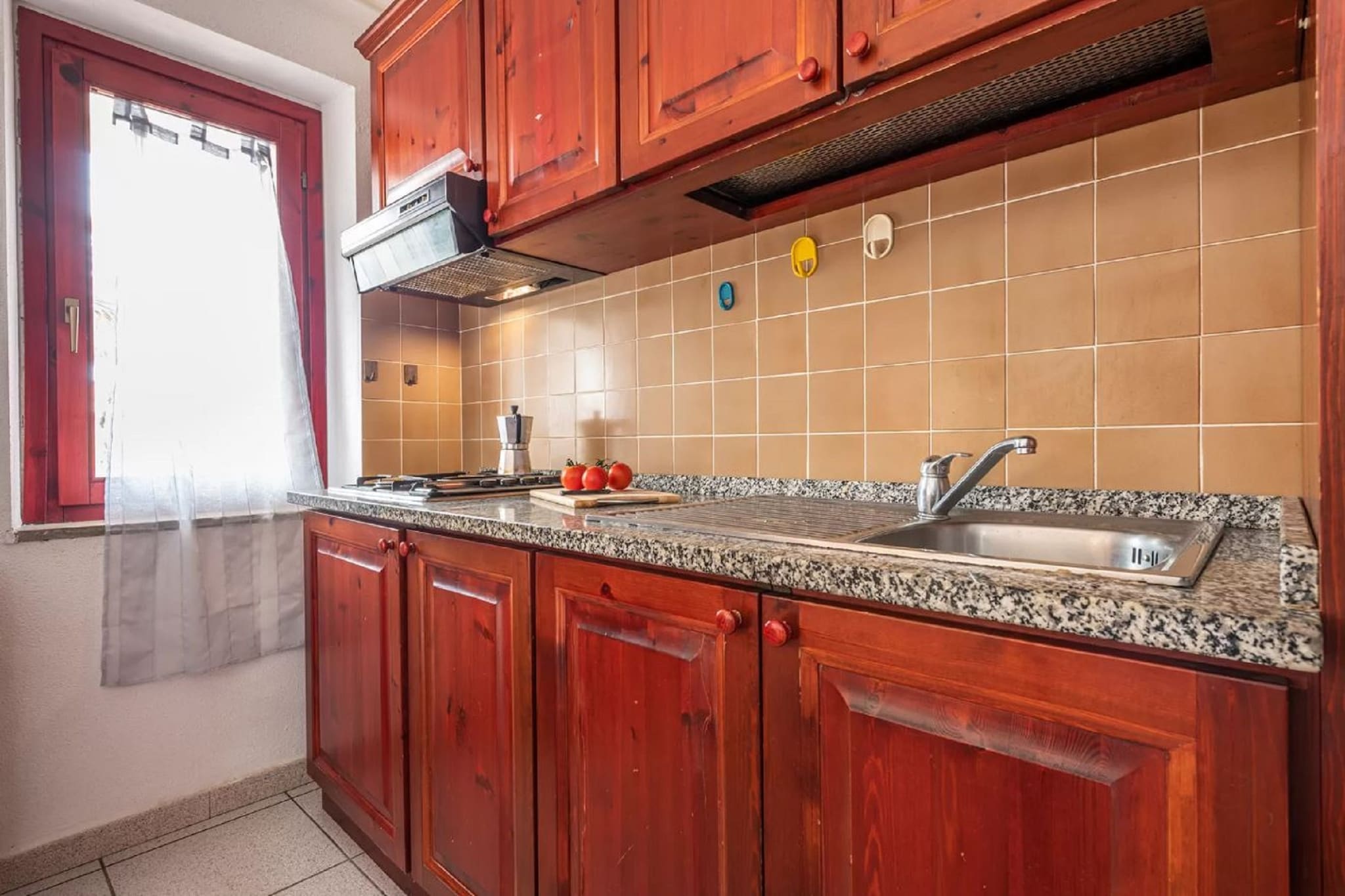 On the 1st floor: (Living room(single sofa bed, dining table, seating area), open kitchen(hob, hood, microwave, fridge-freezer, washbasin), bedroom(double bed), bedroom(double bed(140 x 190 cm)), bathroom(shower, washbasin, toilet, bidet, washing machine), air conditioning, terrace(private, roofed))\n\ngarden(shared with other guests), BBQ