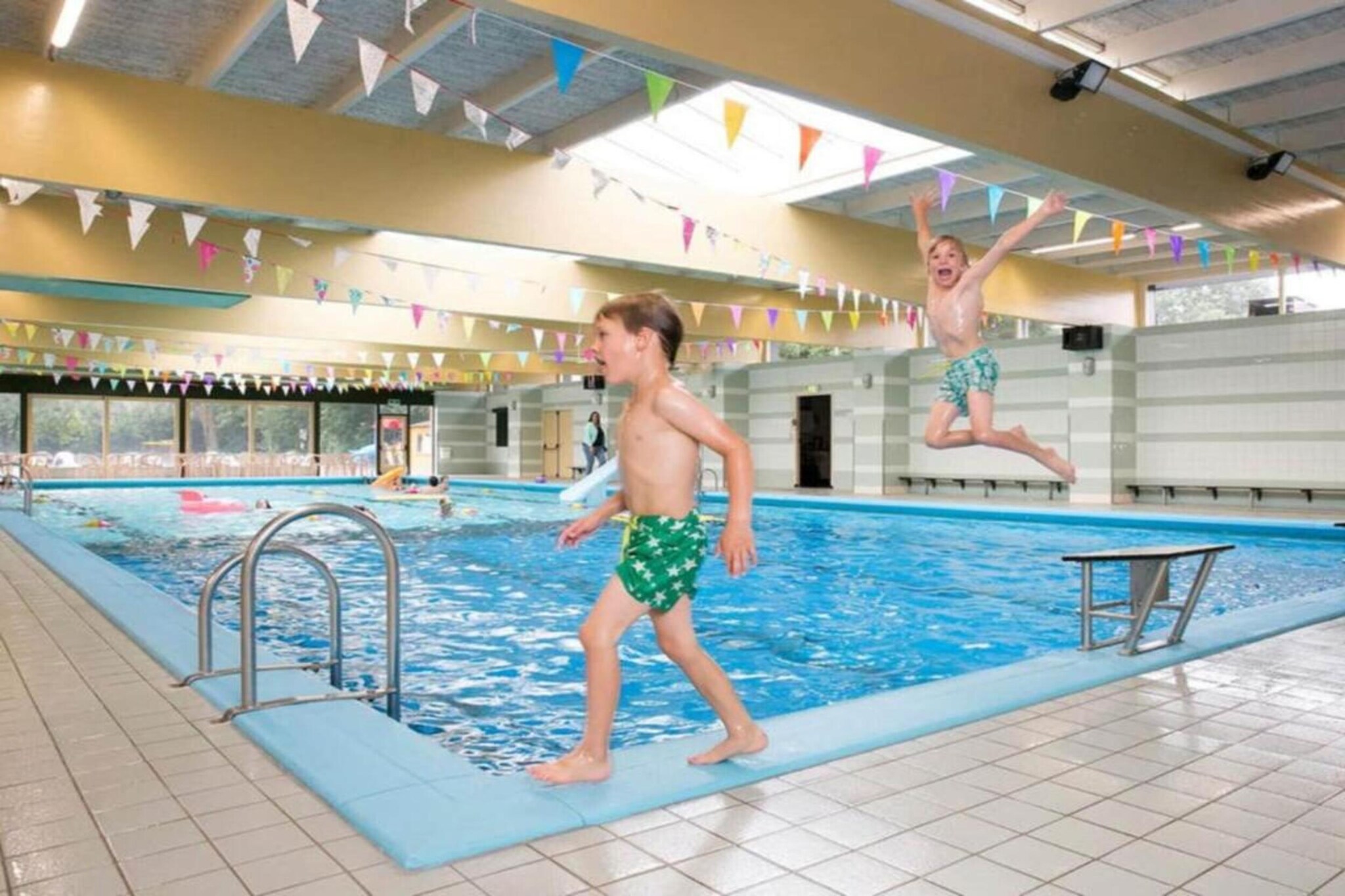 Luxe bungalow – Max 6 personen – Nummer 53-Zwembad
